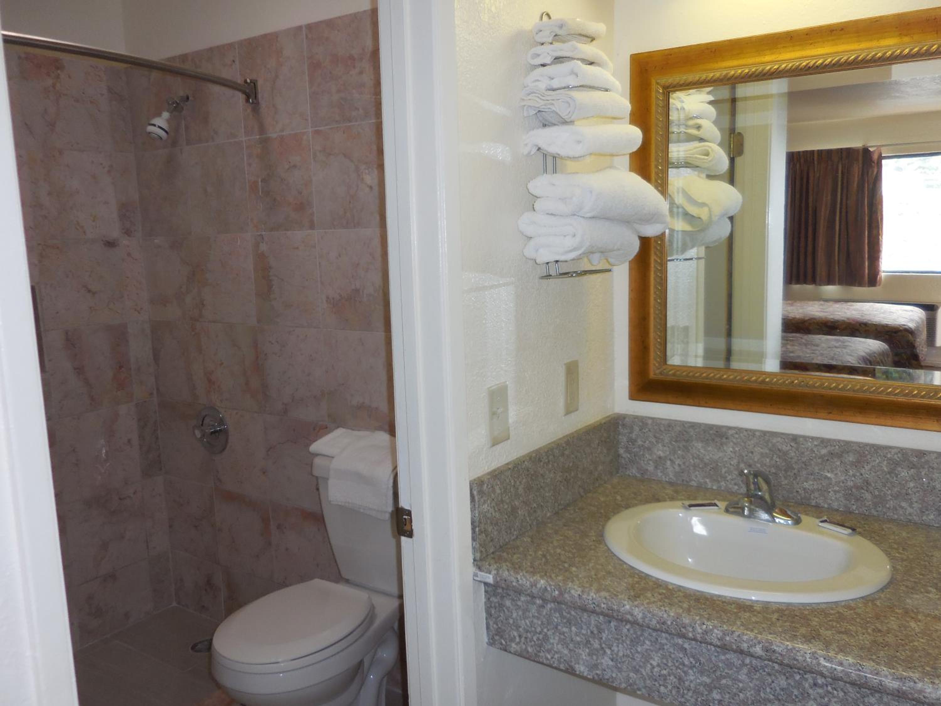Standard Queen Room with Two Queen Beds - Photo 6