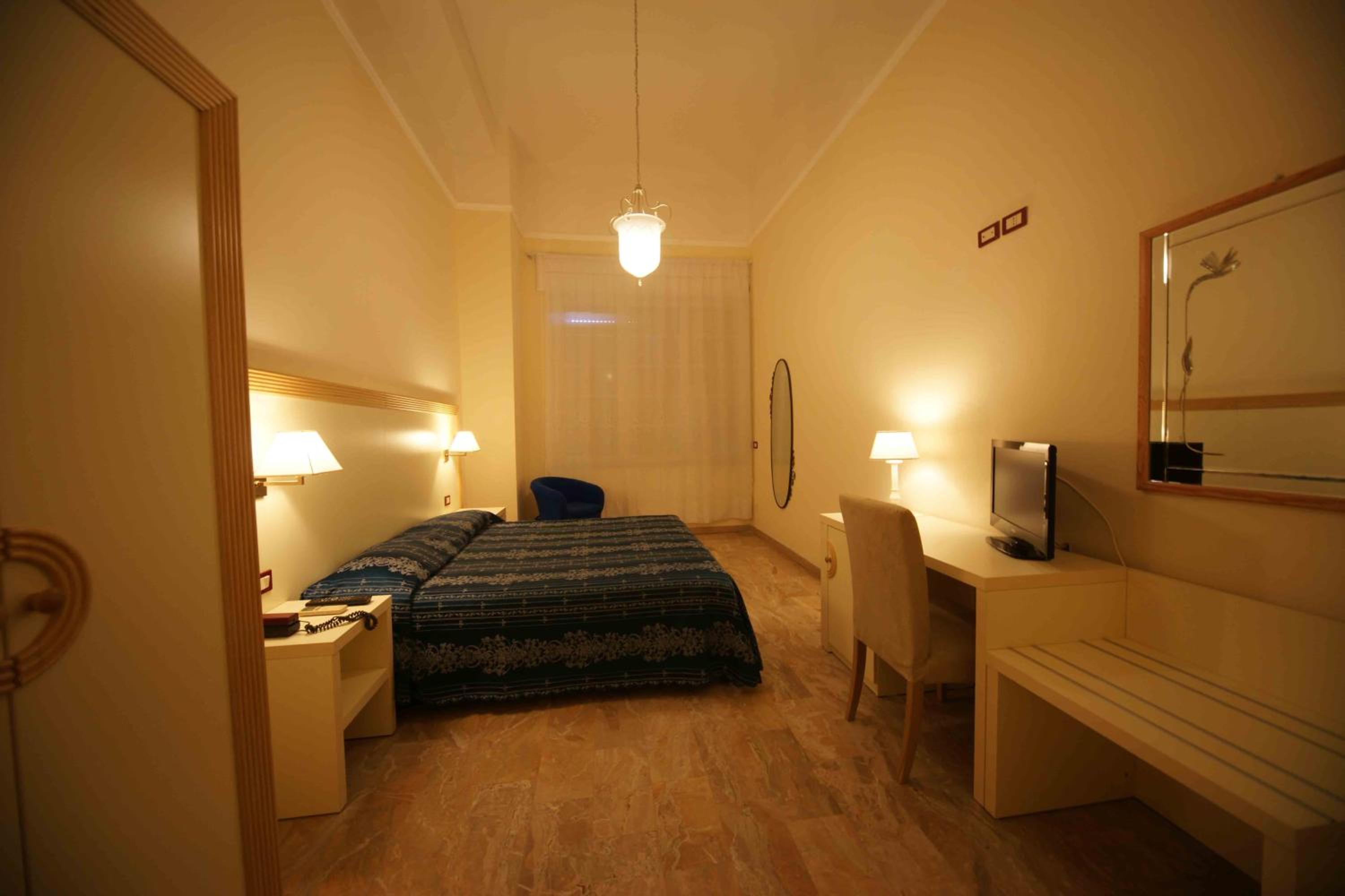 Double or Twin Room with Sea View - Photo 6