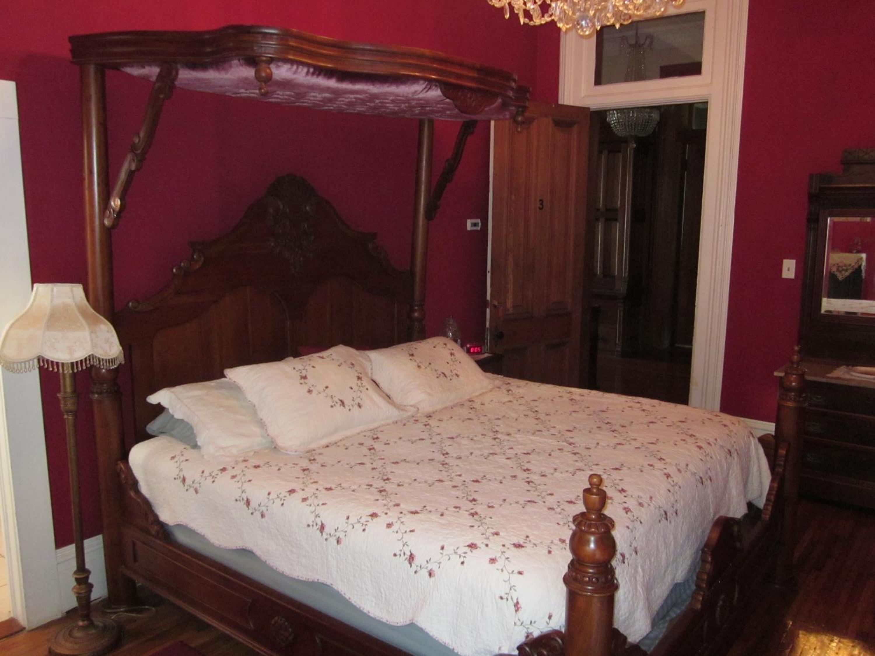 King Room With Half-Canopy Bed photo 3