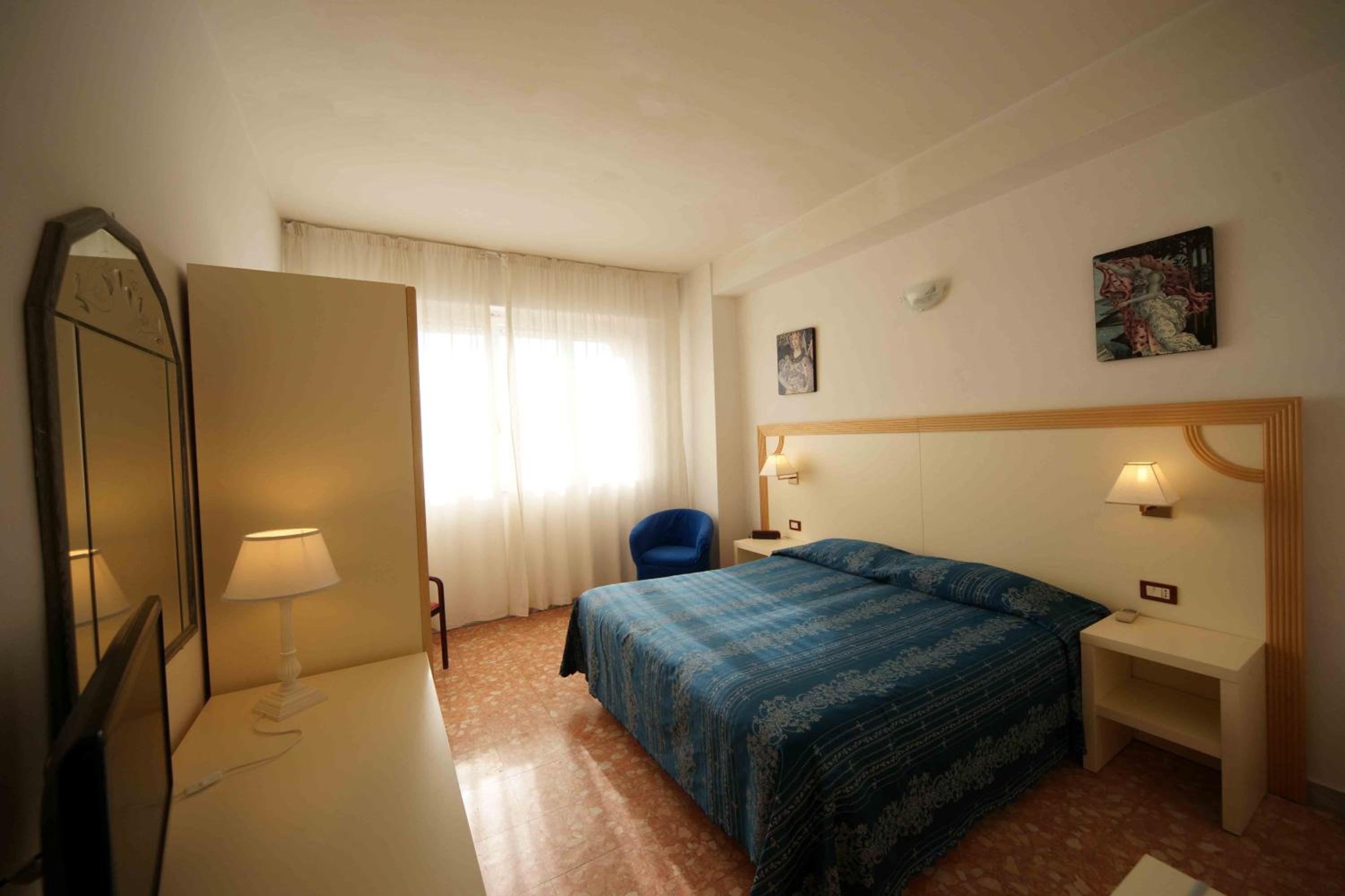 Double or Twin Room with Sea View - Photo 14