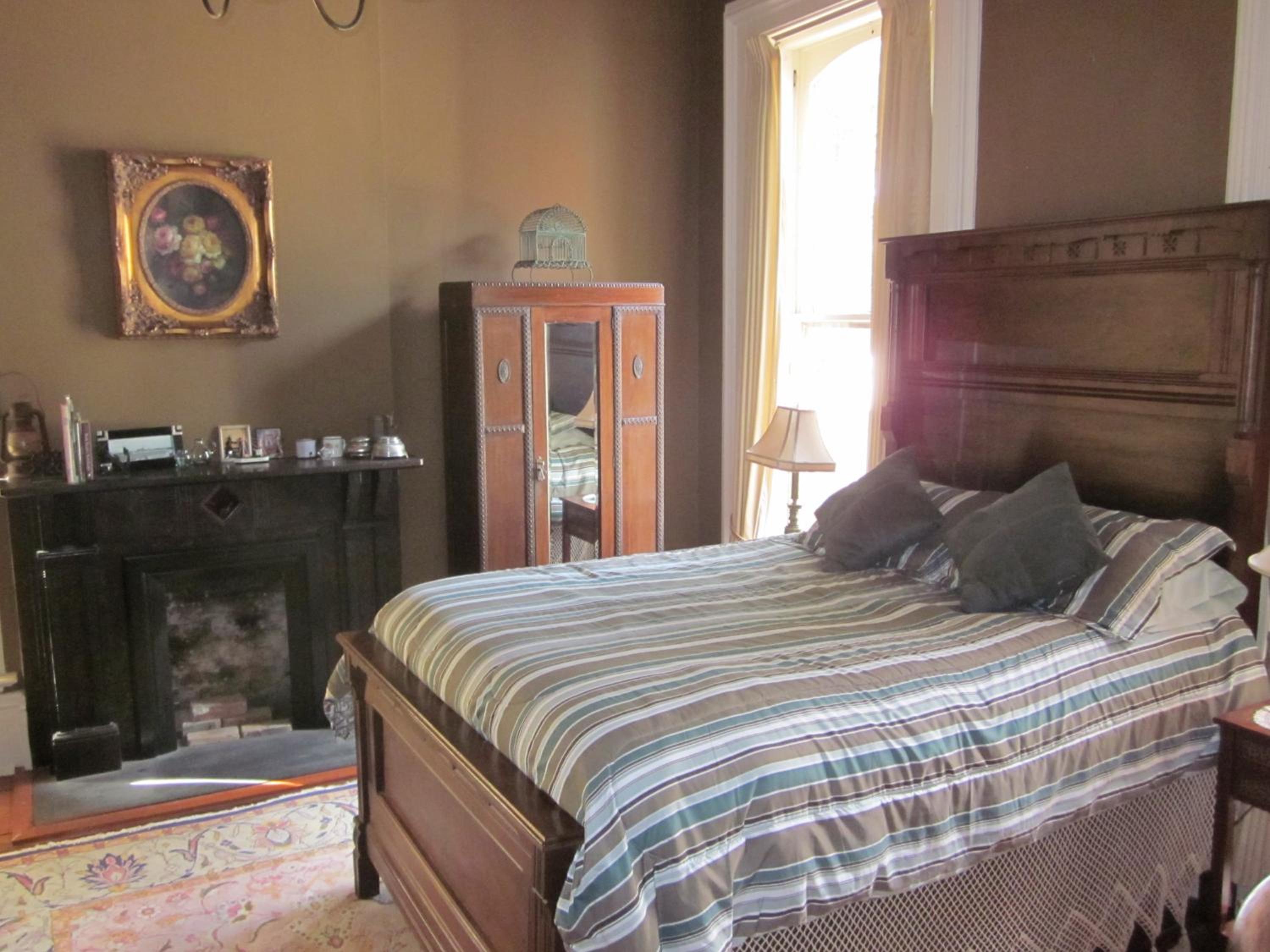 Queen Room With Shared Bathroom photo 2