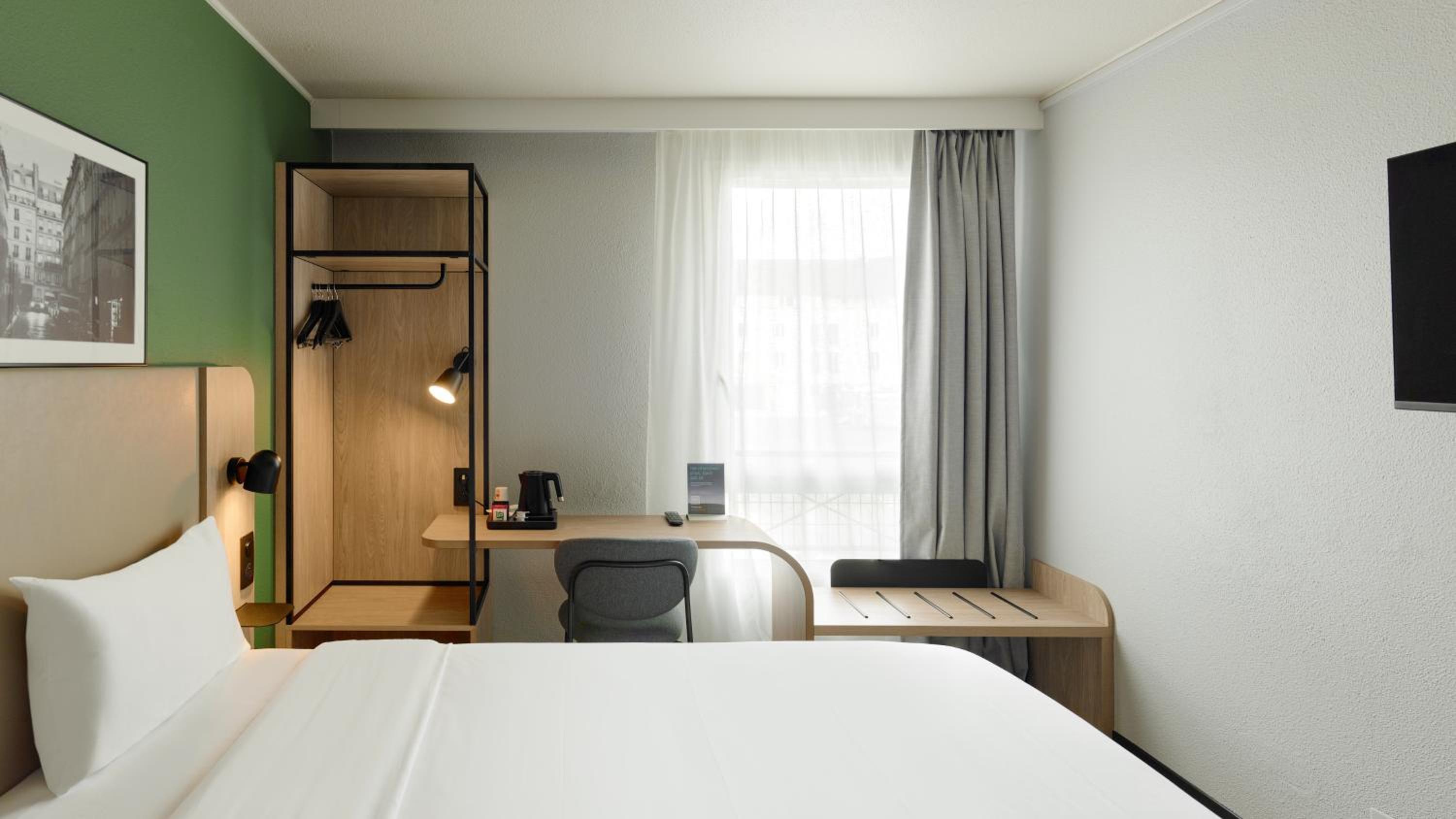 Standard Room - 1 Queen Bed
