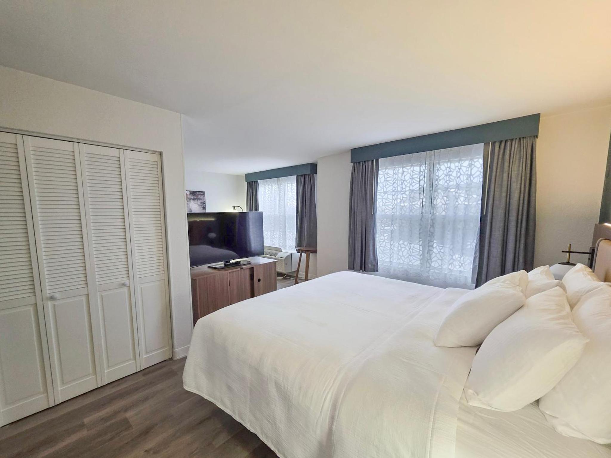 One-Bedroom King Suite - Non-Smoking