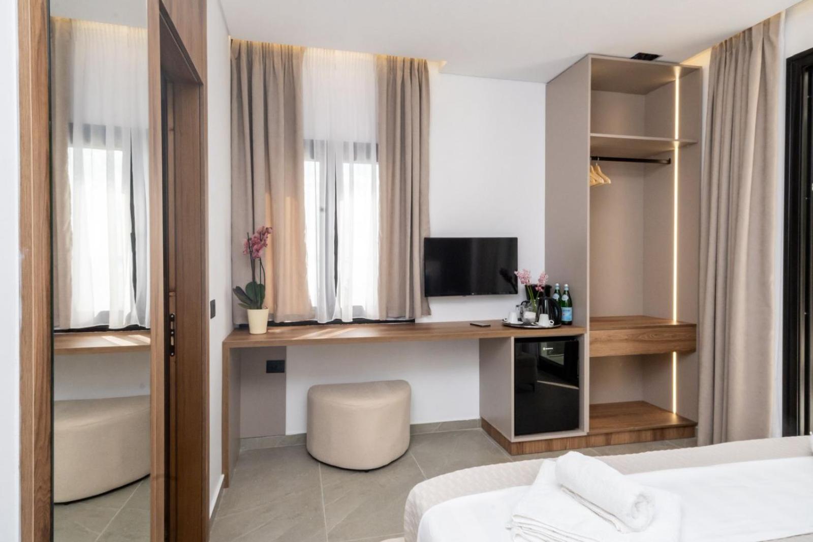 Deluxe Double Room with Side Sea View