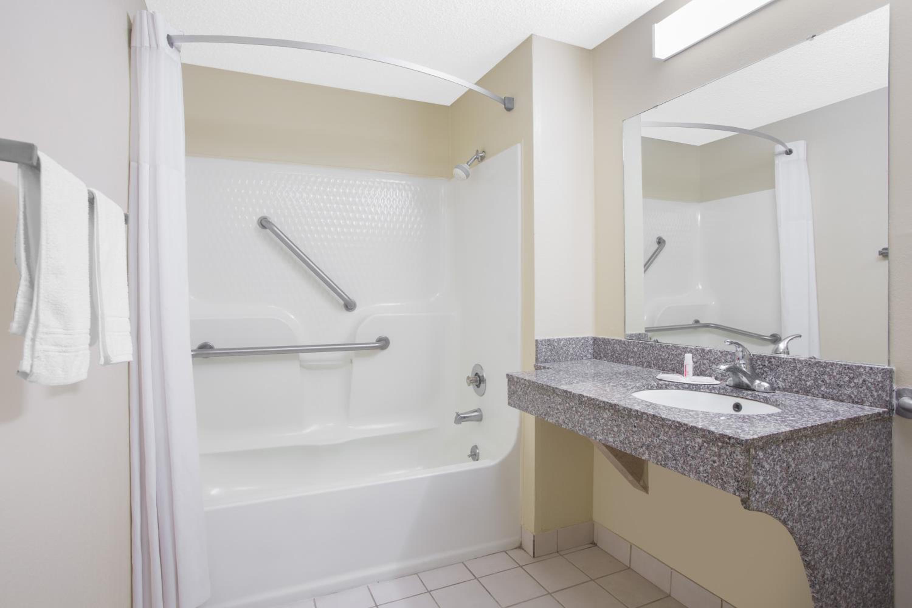 King Room - Disability Access/Non-Smoking - Photo 4
