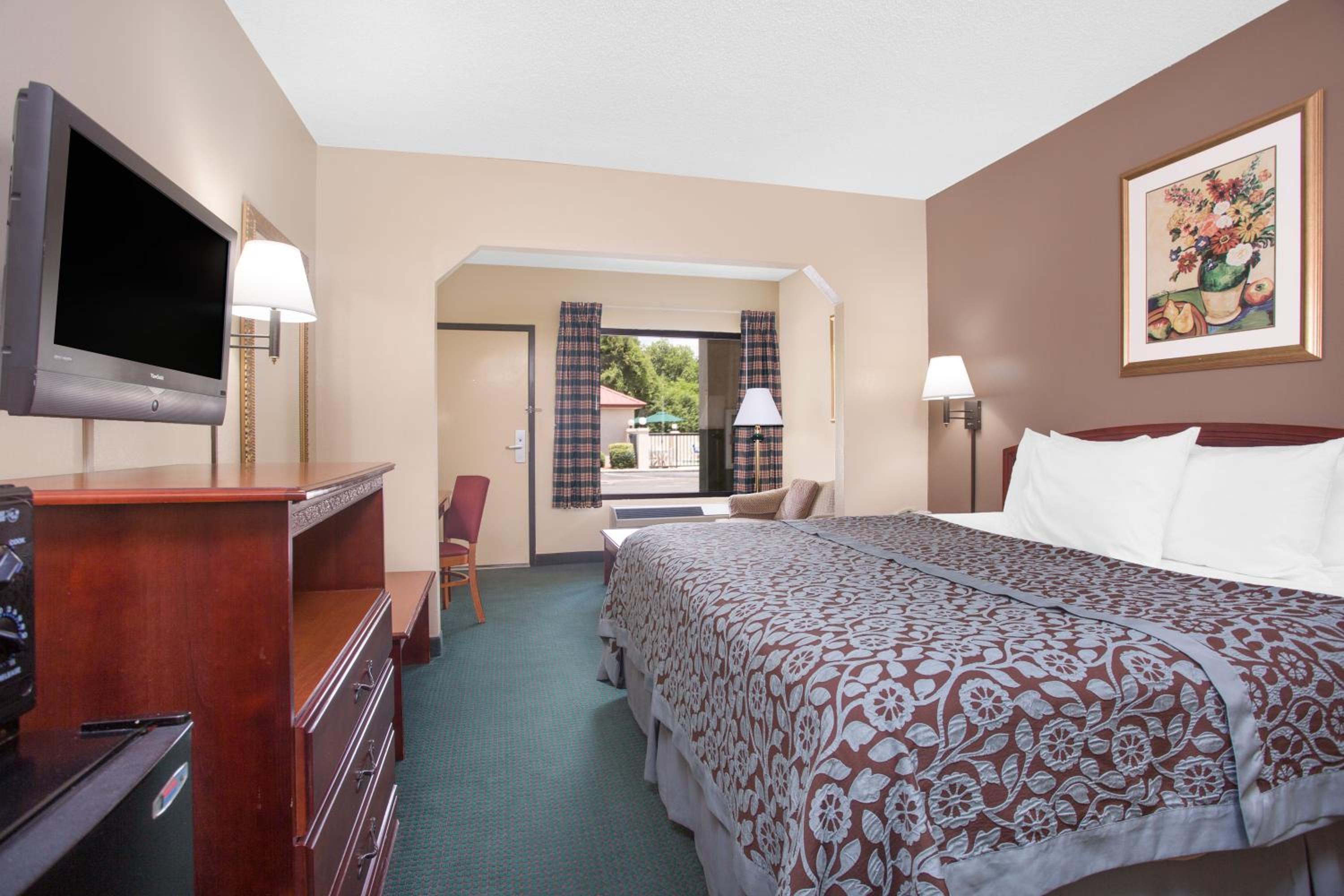 King Room - Non-Smoking - Photo 2