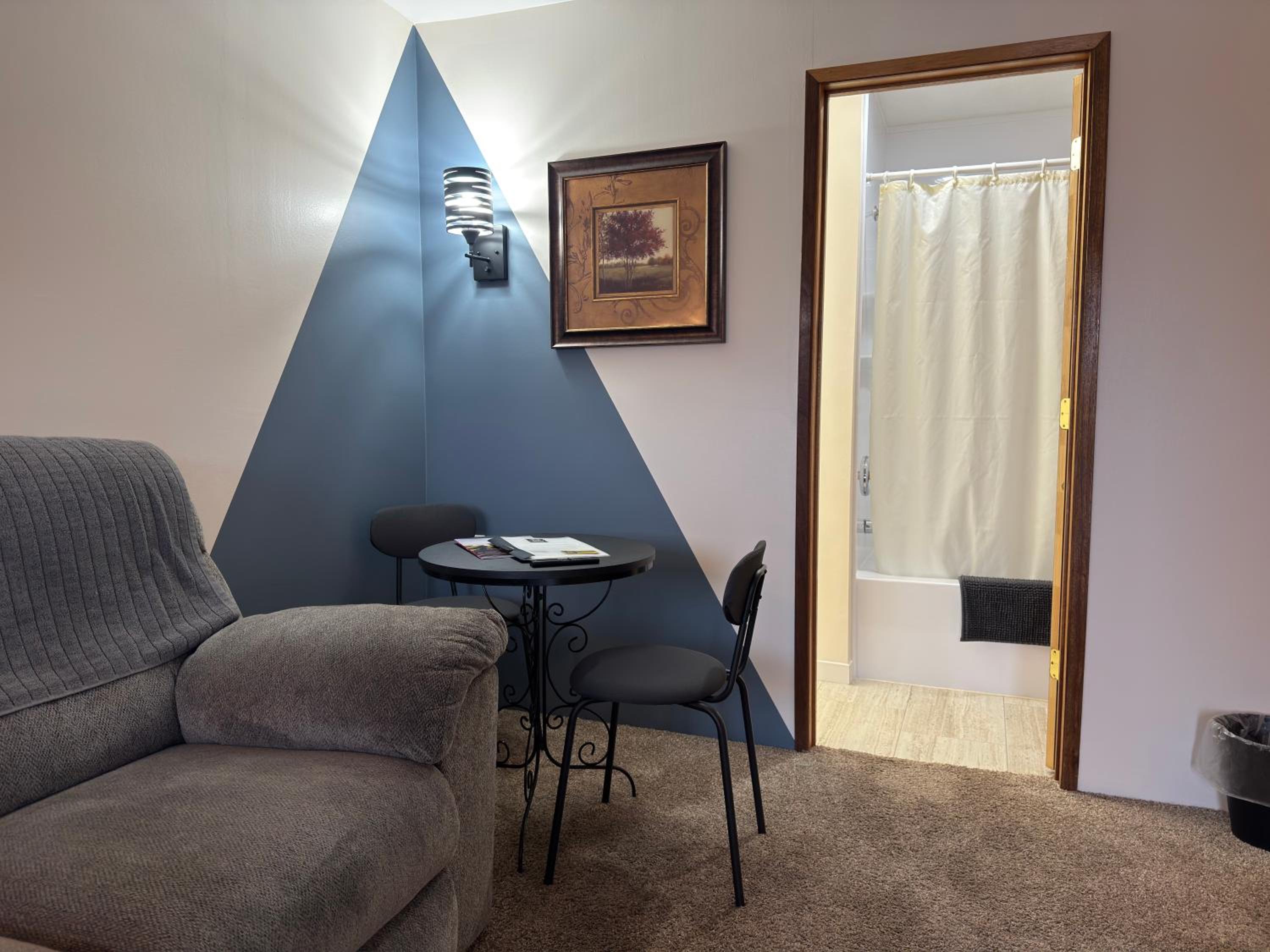 Deluxe Queen Suite photo 3