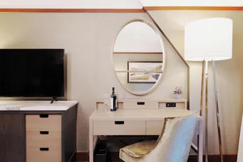 Club Room, 1 King Bed, Non Smoking, Club Lounge Access - Photo 10