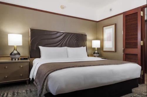 Club Room, 1 King Bed, Non Smoking, Club Lounge Access - Photo 13