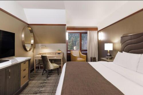 Club Room, 1 King Bed, Non Smoking, Club Lounge Access - Photo 14