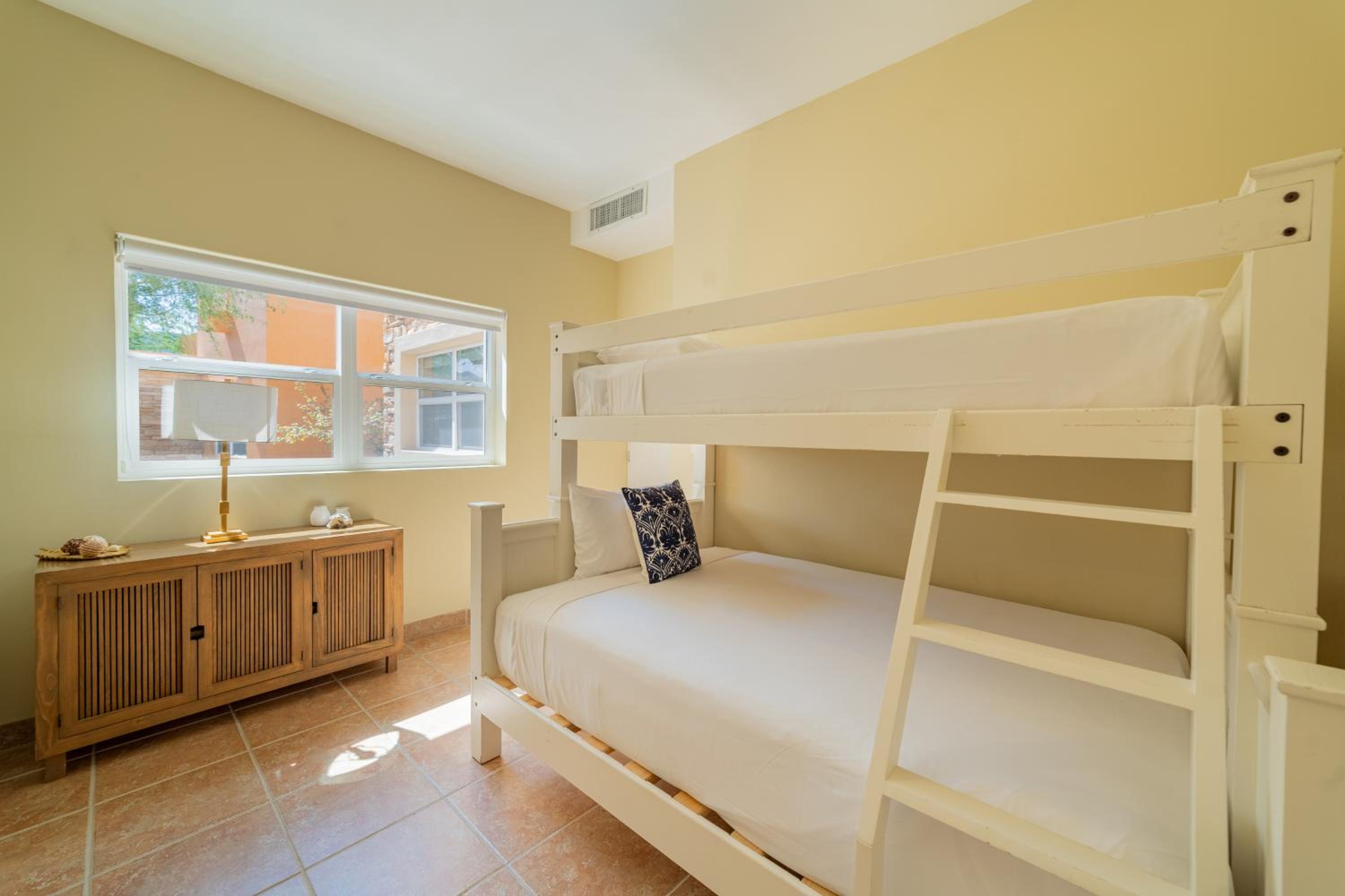 Five-Bedroom Deluxe Apartment photo 1