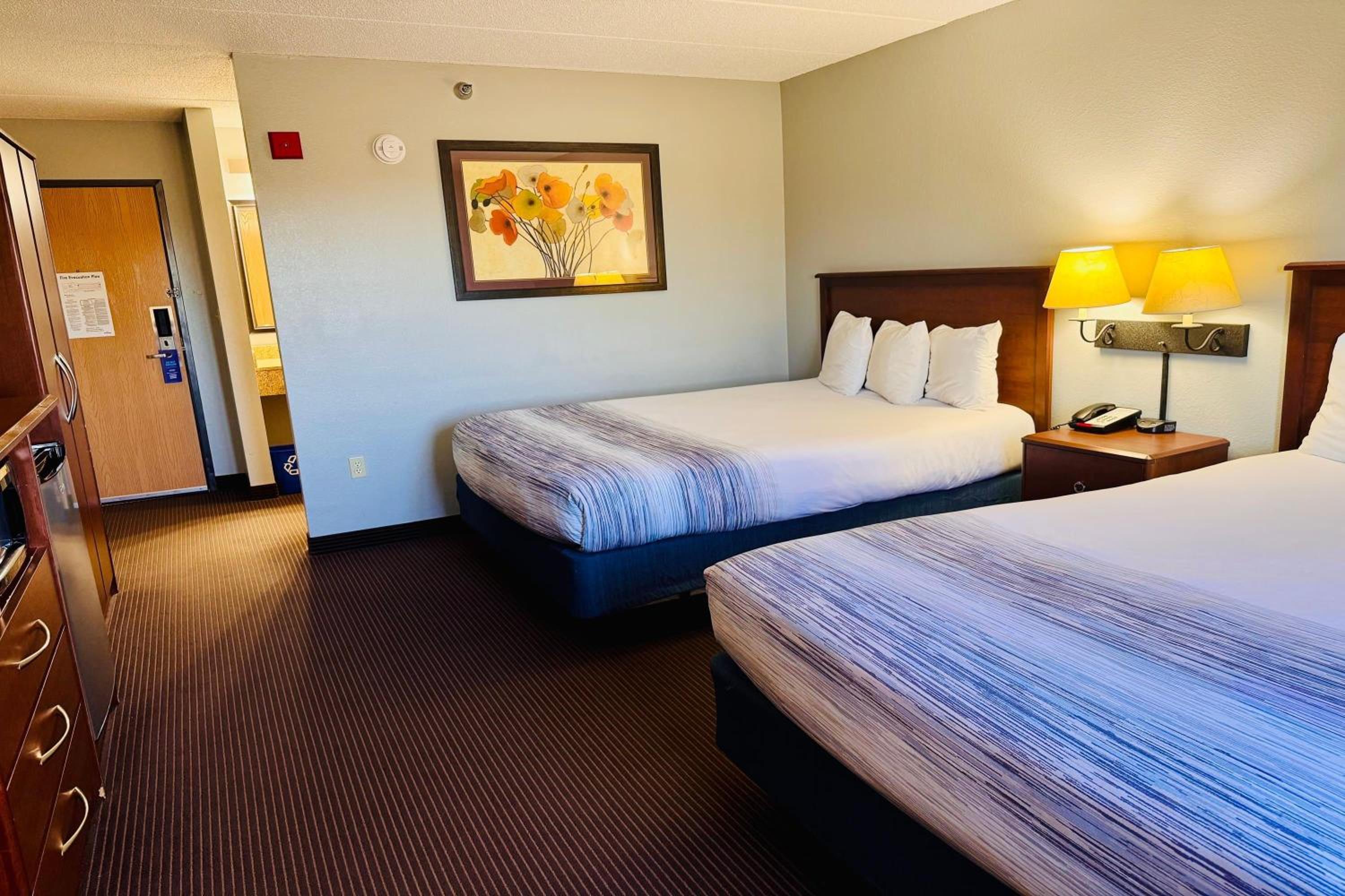 Queen Room with Two Queen Beds - Dog Friendly/Non-Smoking - Photo 2