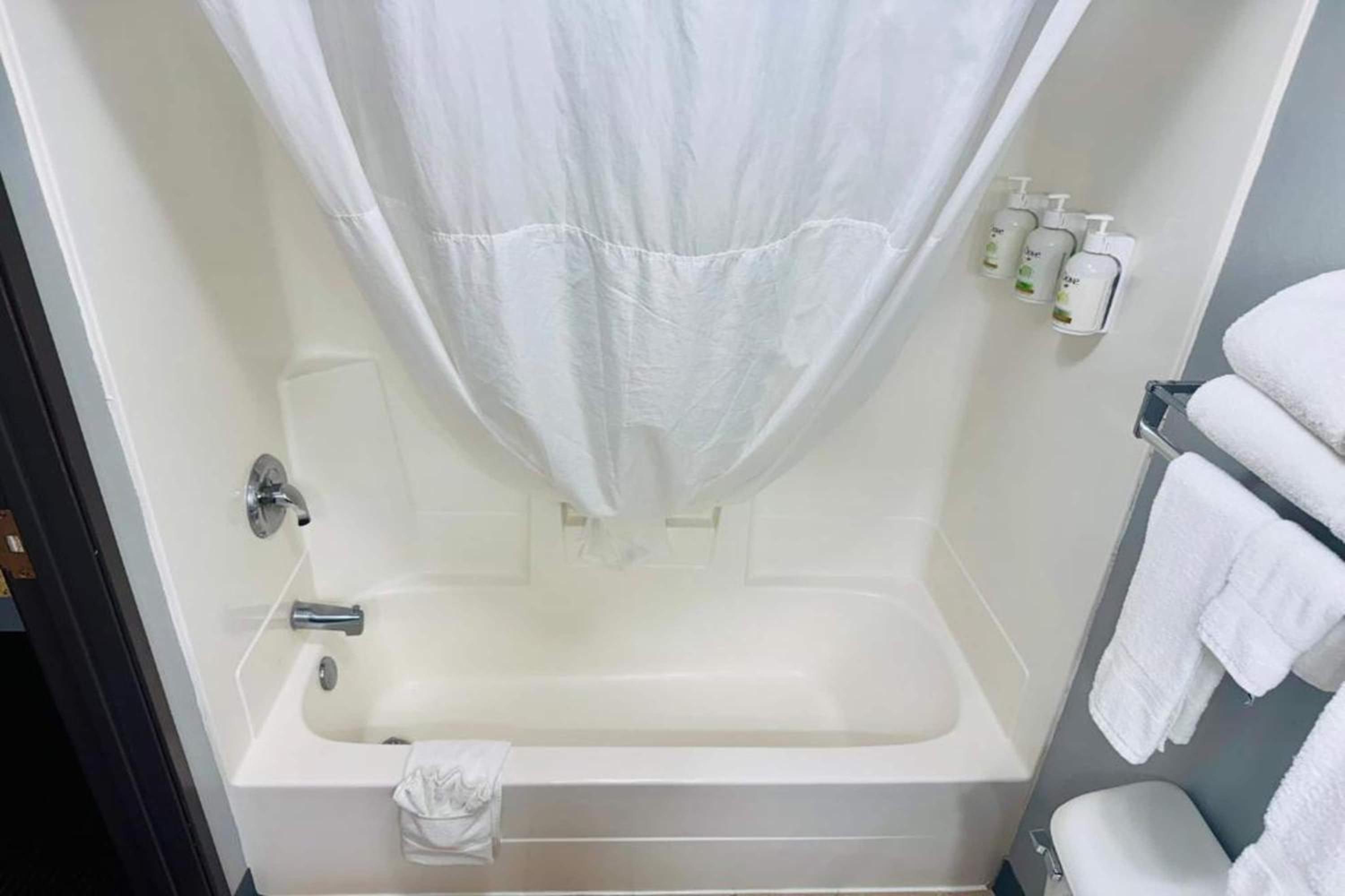 Queen Room with Two Queen Beds - Dog Friendly/Non-Smoking - Photo 3