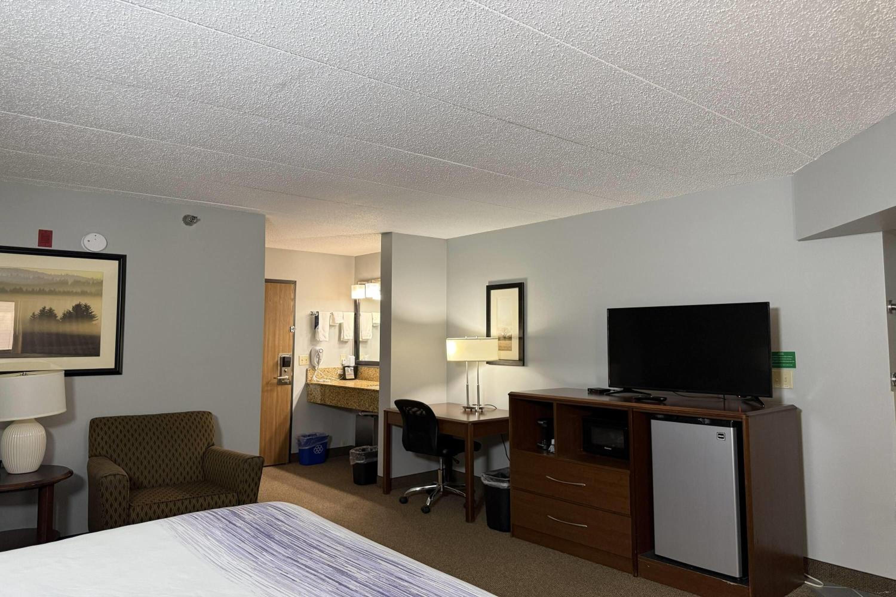 Queen Room - Mobility Access/Non-Smoking - Photo 3