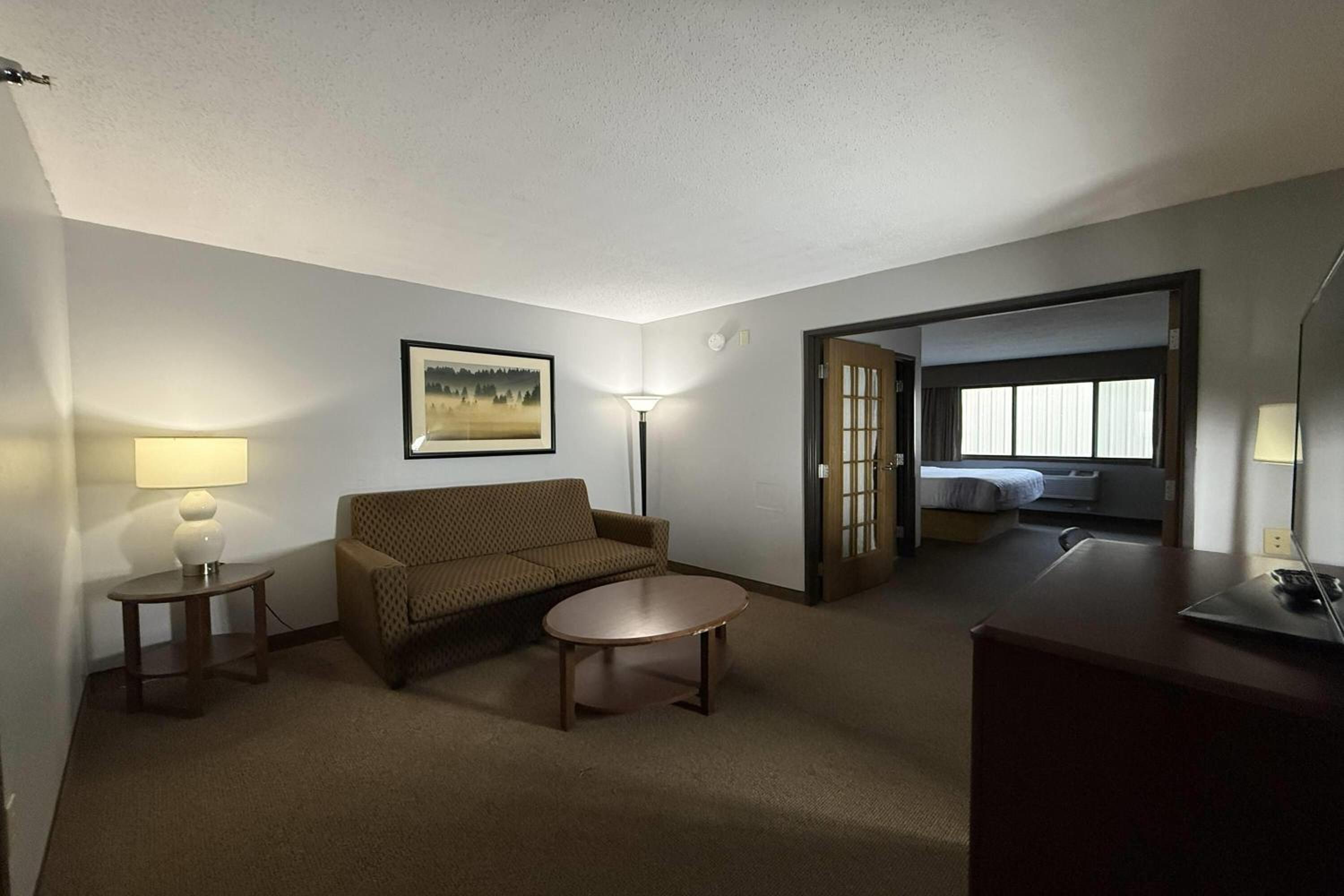 One-Bedroom Deluxe King Suite - Non-Smoking - Photo 1