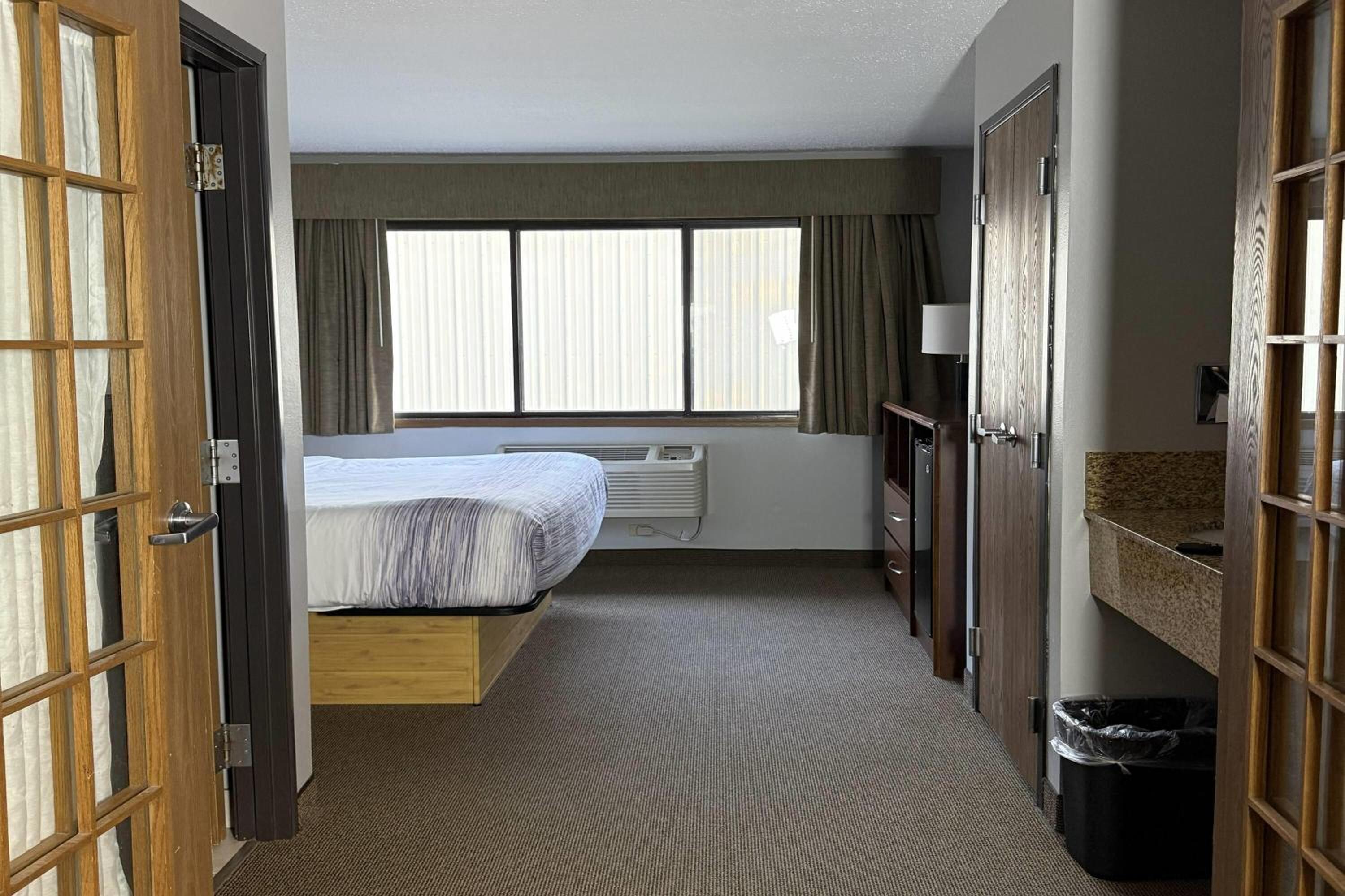 One-Bedroom Deluxe King Suite - Non-Smoking - Photo 2