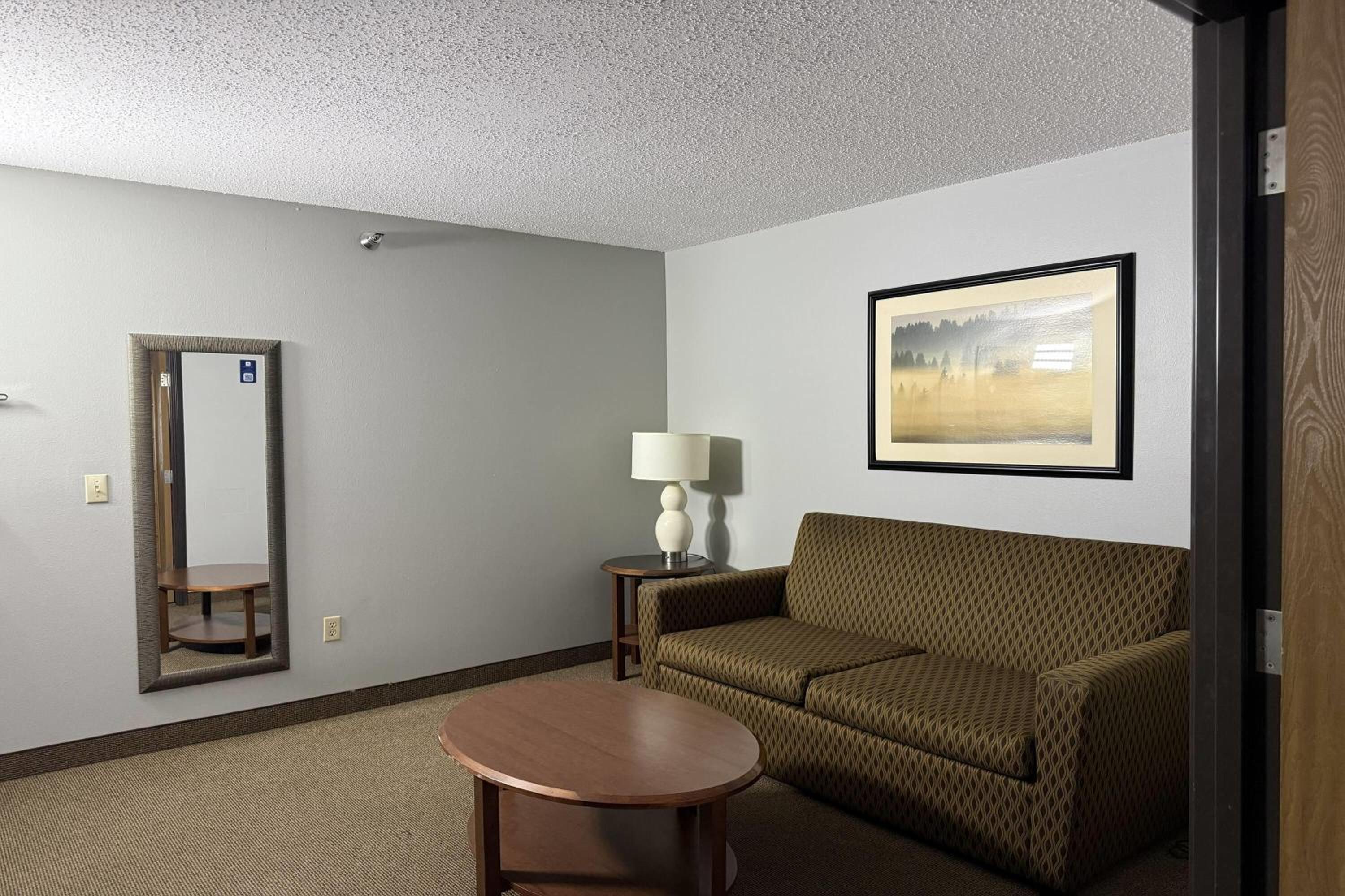 One-Bedroom Deluxe King Suite - Non-Smoking - Photo 3