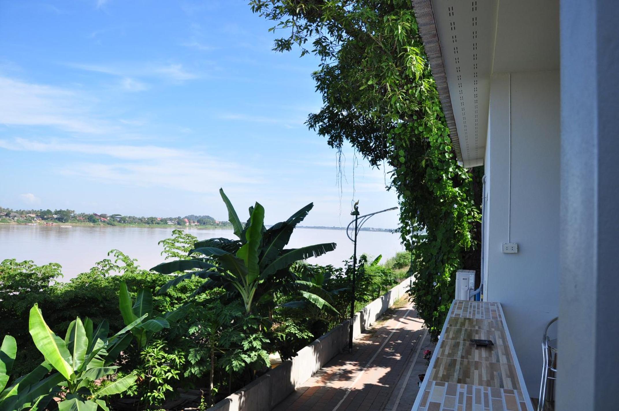 Queen Room with Balcony - Photo 6