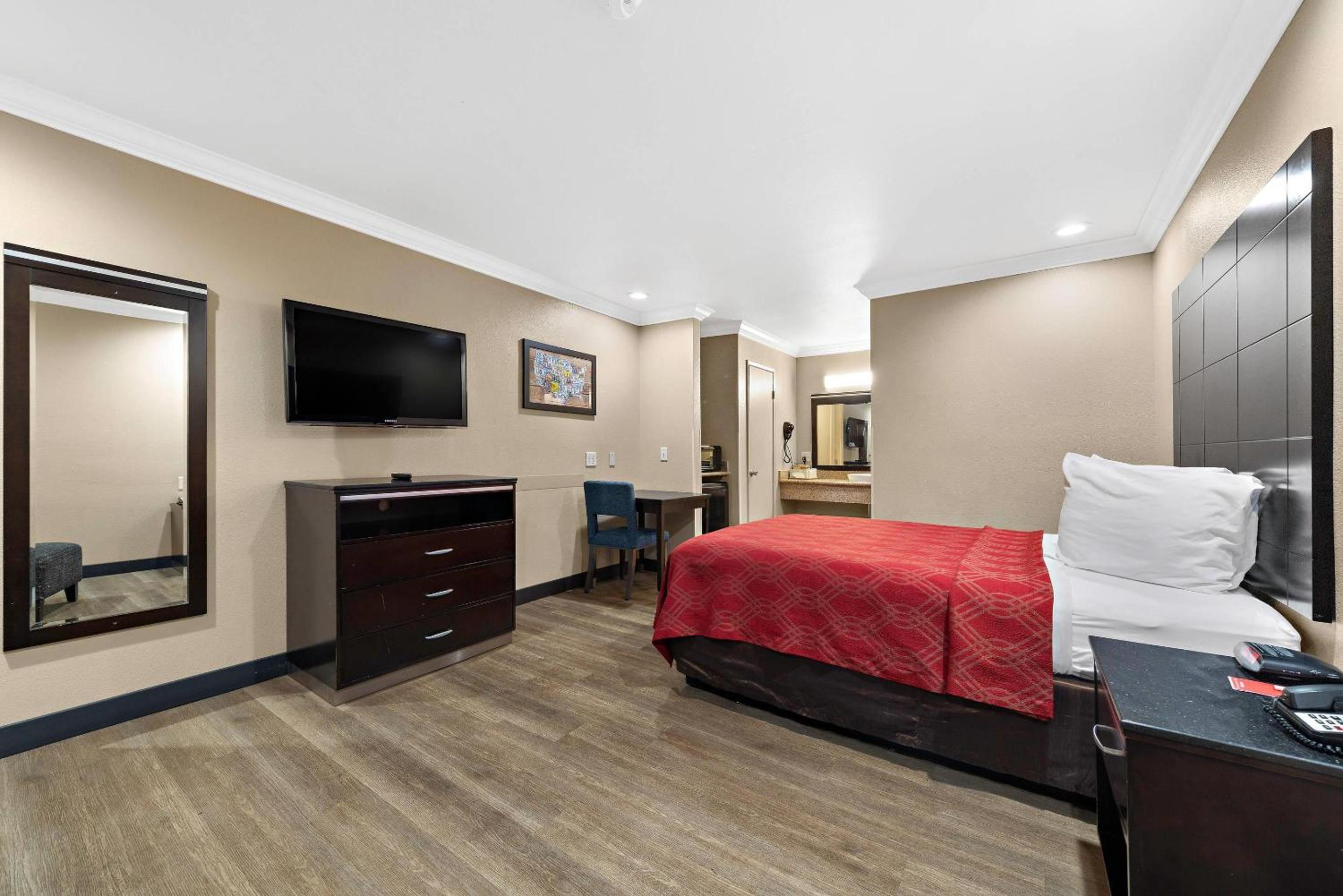 Queen Room - Non-Smoking - Photo 2