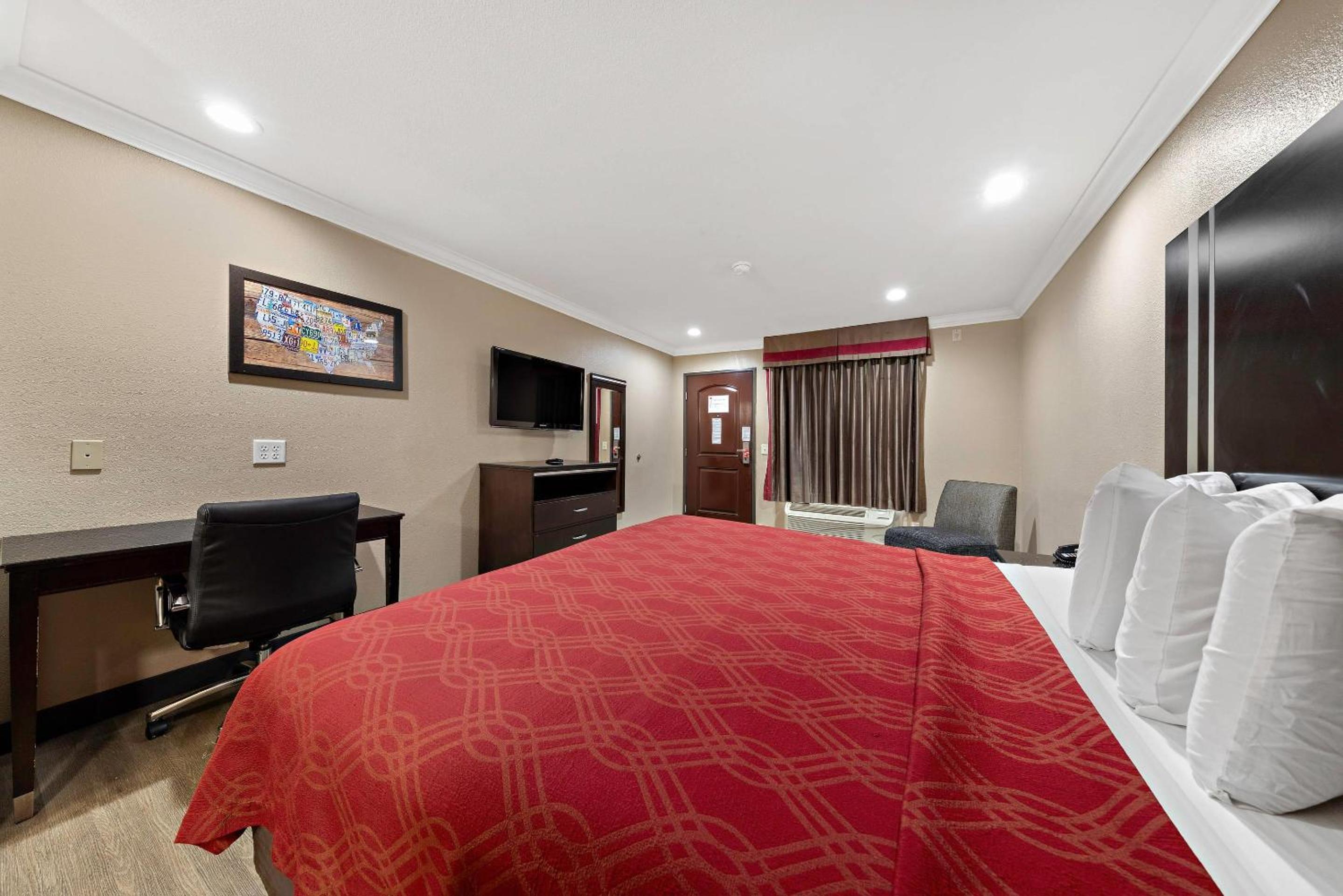 King Room with Roll-In Shower - Accessible/Non-Smoking - Photo 2