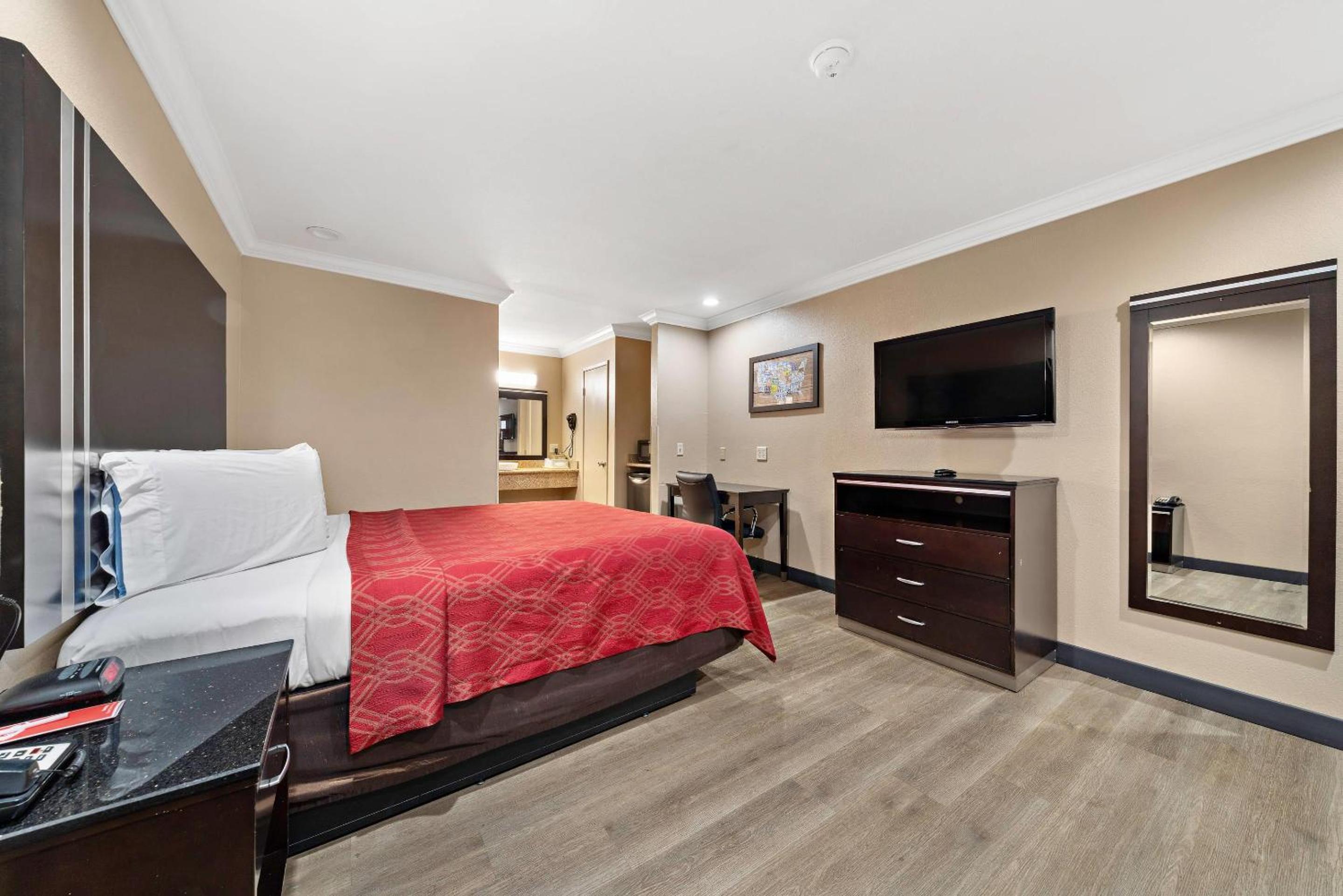 King Room with Roll-In Shower - Accessible/Non-Smoking - Photo 4