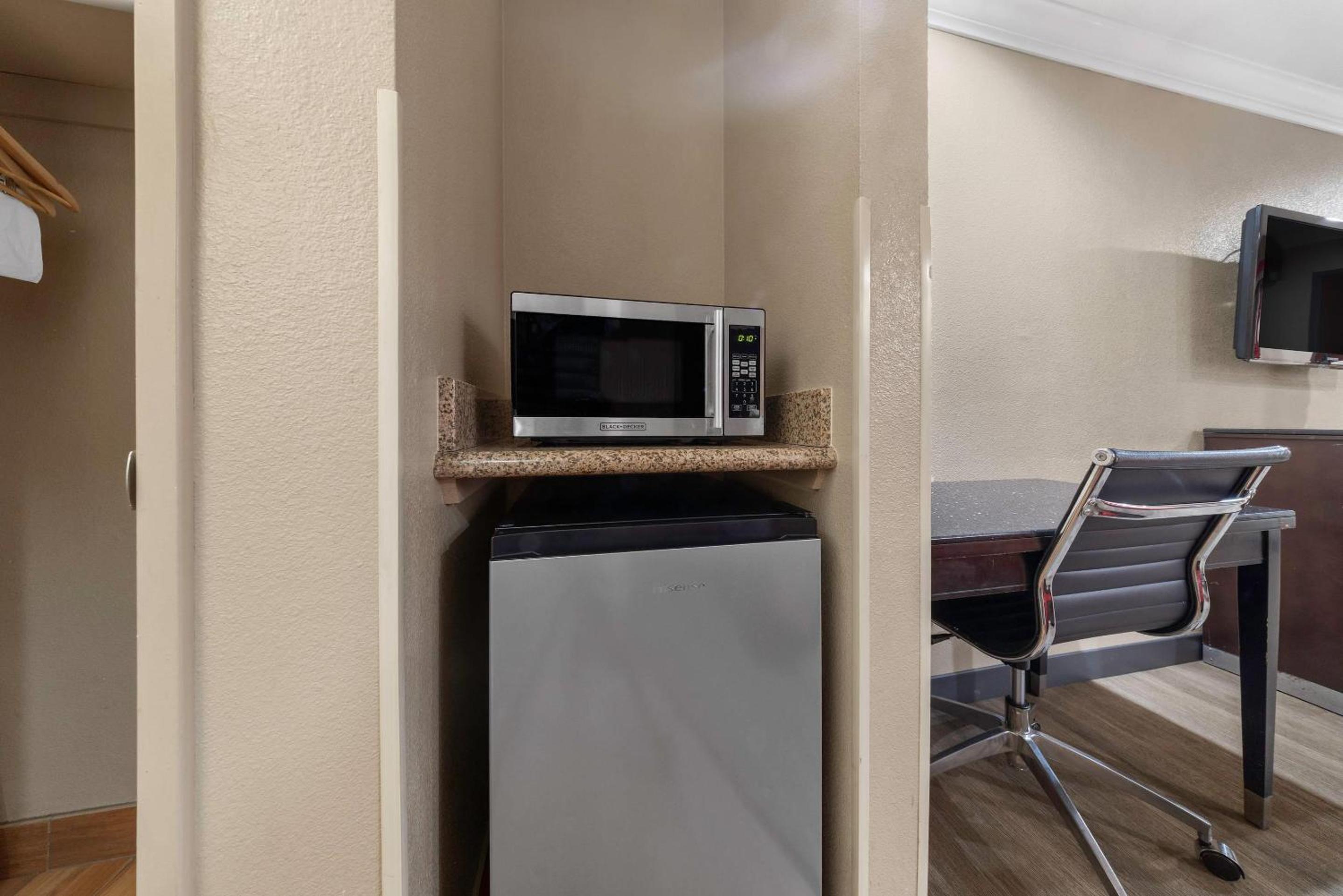 King Room with Roll-In Shower - Accessible/Non-Smoking - Photo 7