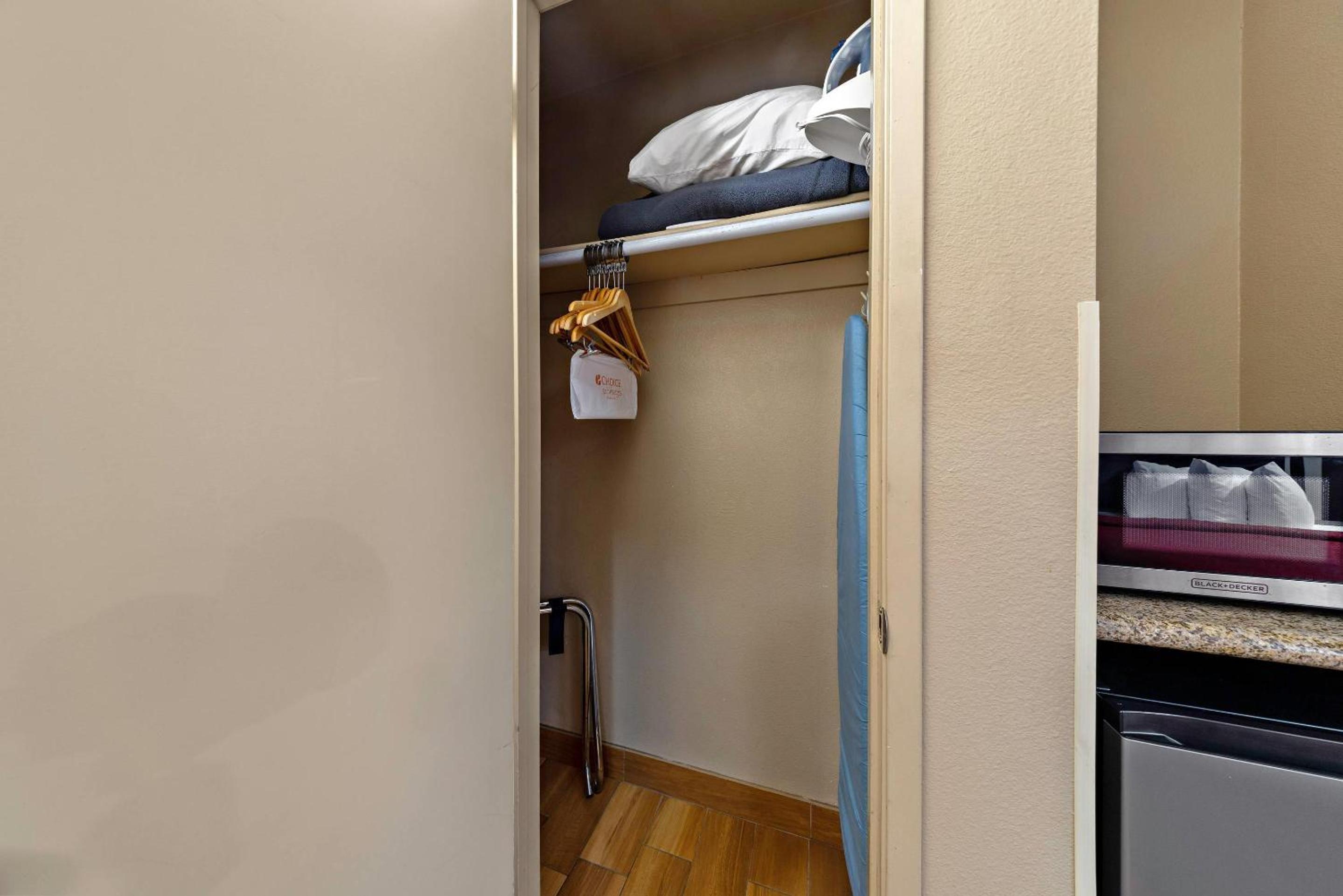King Room with Roll-In Shower - Accessible/Non-Smoking - Photo 8