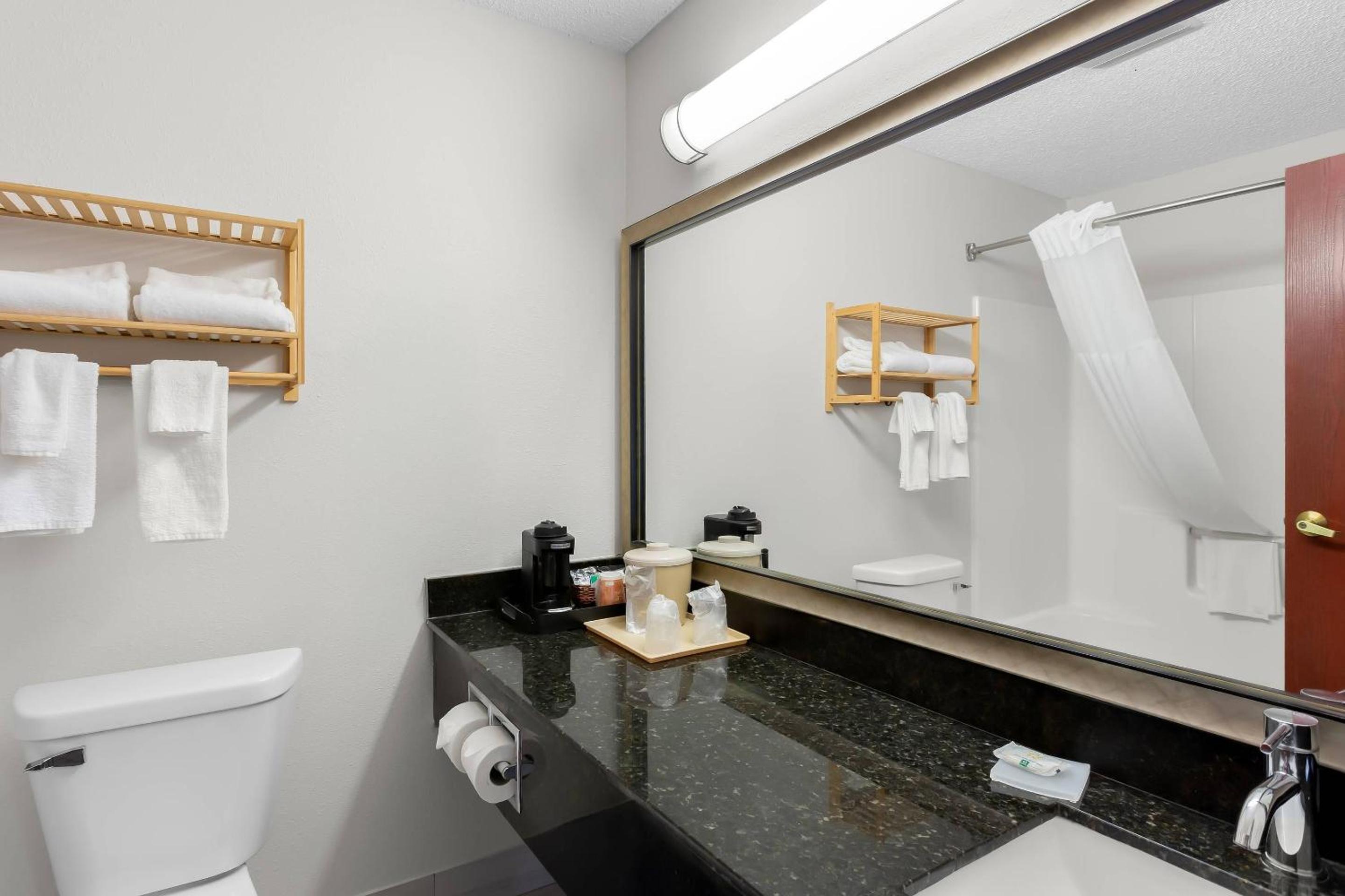 King Room - Non-Smoking - Photo 4