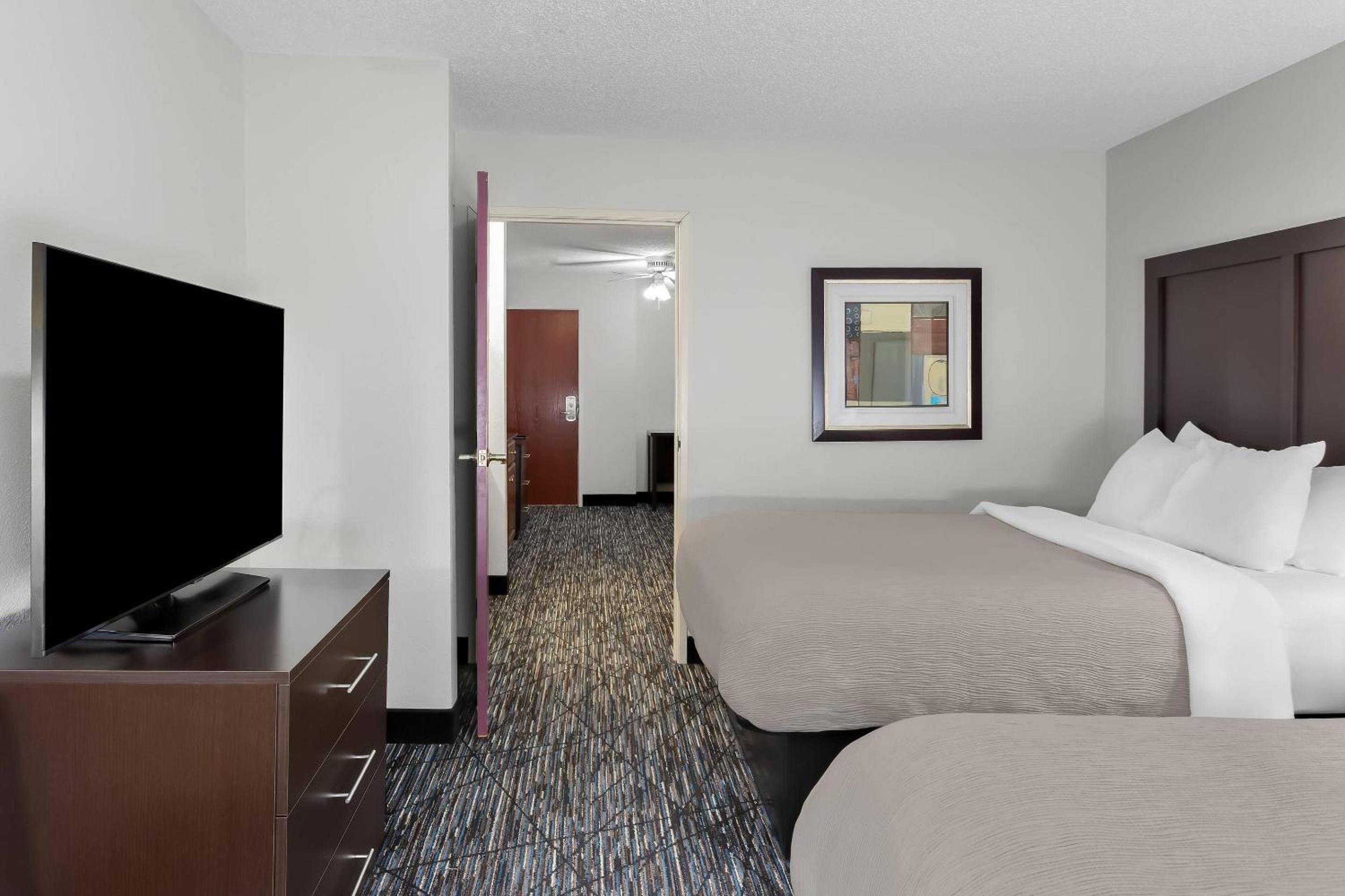 Queen Suite with Two Queen Beds - Non-Smoking - Photo 1