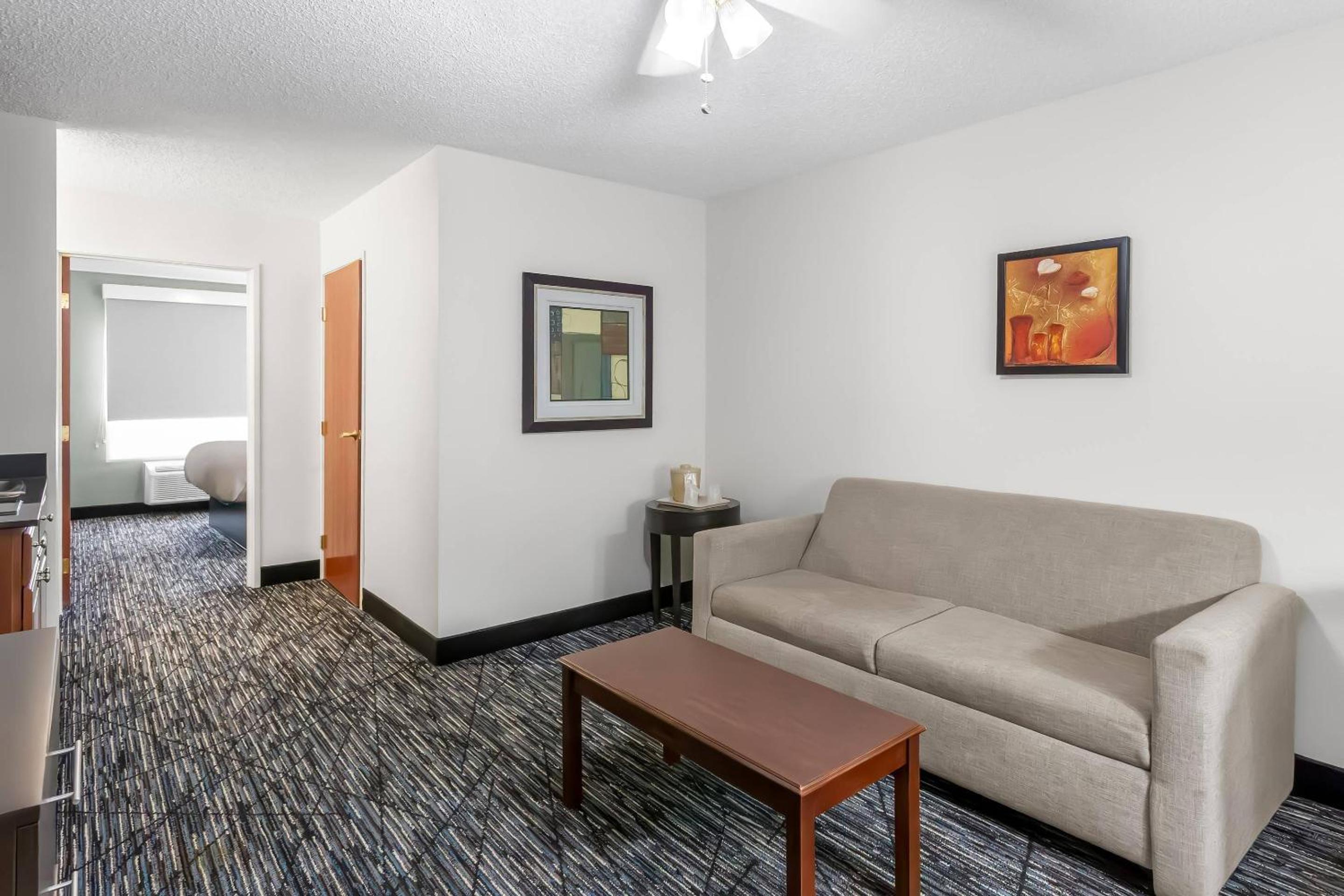 Queen Suite with Two Queen Beds - Non-Smoking - Photo 2