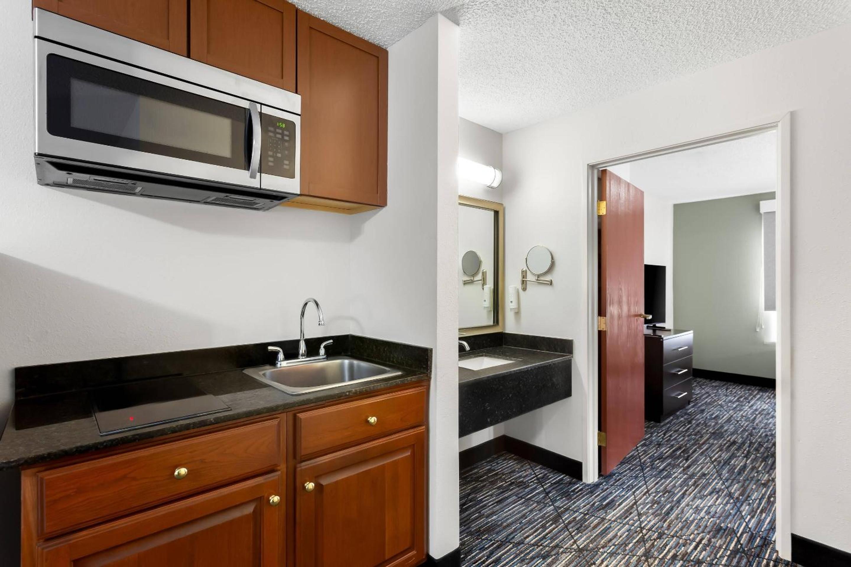 Queen Suite with Two Queen Beds - Non-Smoking - Photo 4