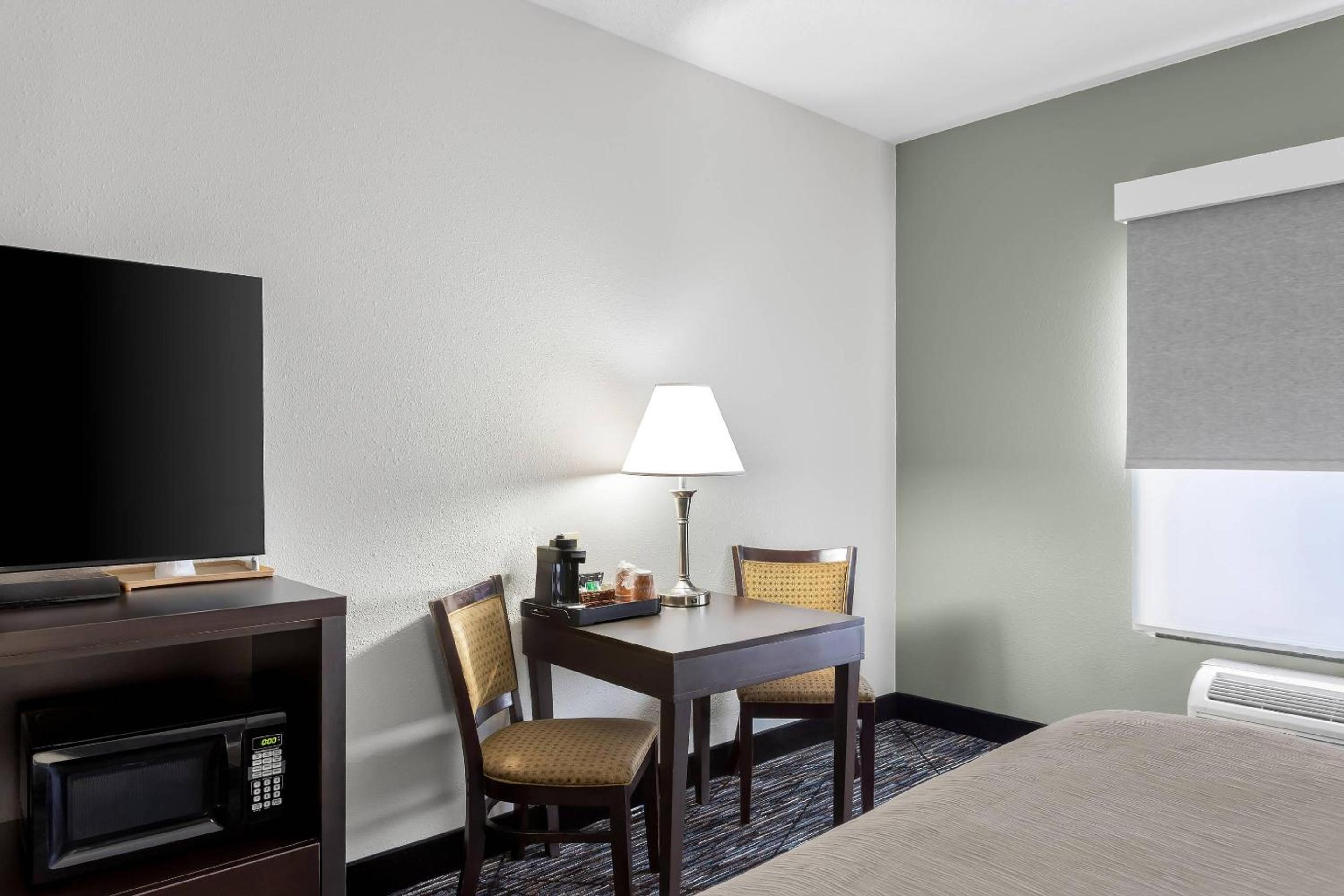 Standard Queen Room with Two Queen Beds and Tub - Accessible/Non-Smoking - Photo 2