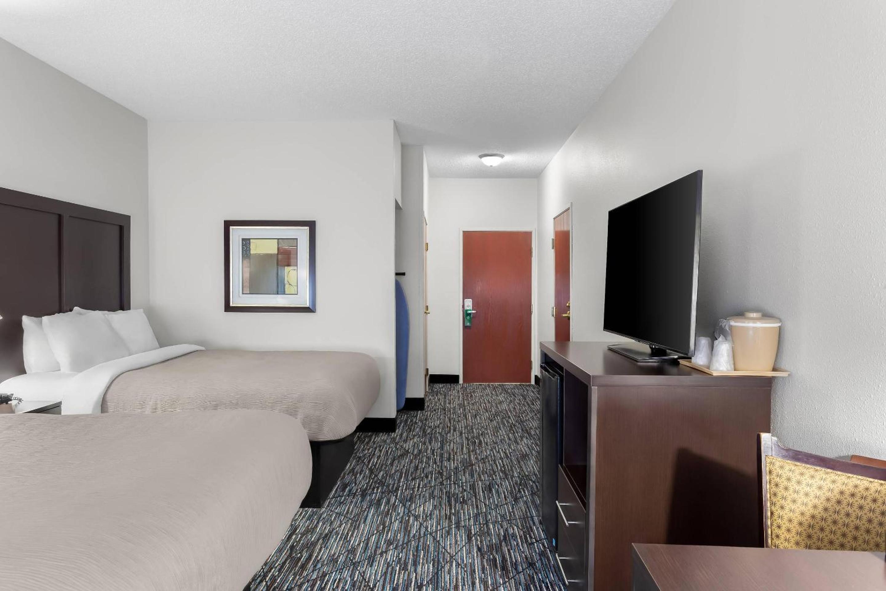 Standard Queen Room with Two Queen Beds and Tub - Accessible/Non-Smoking - Photo 4