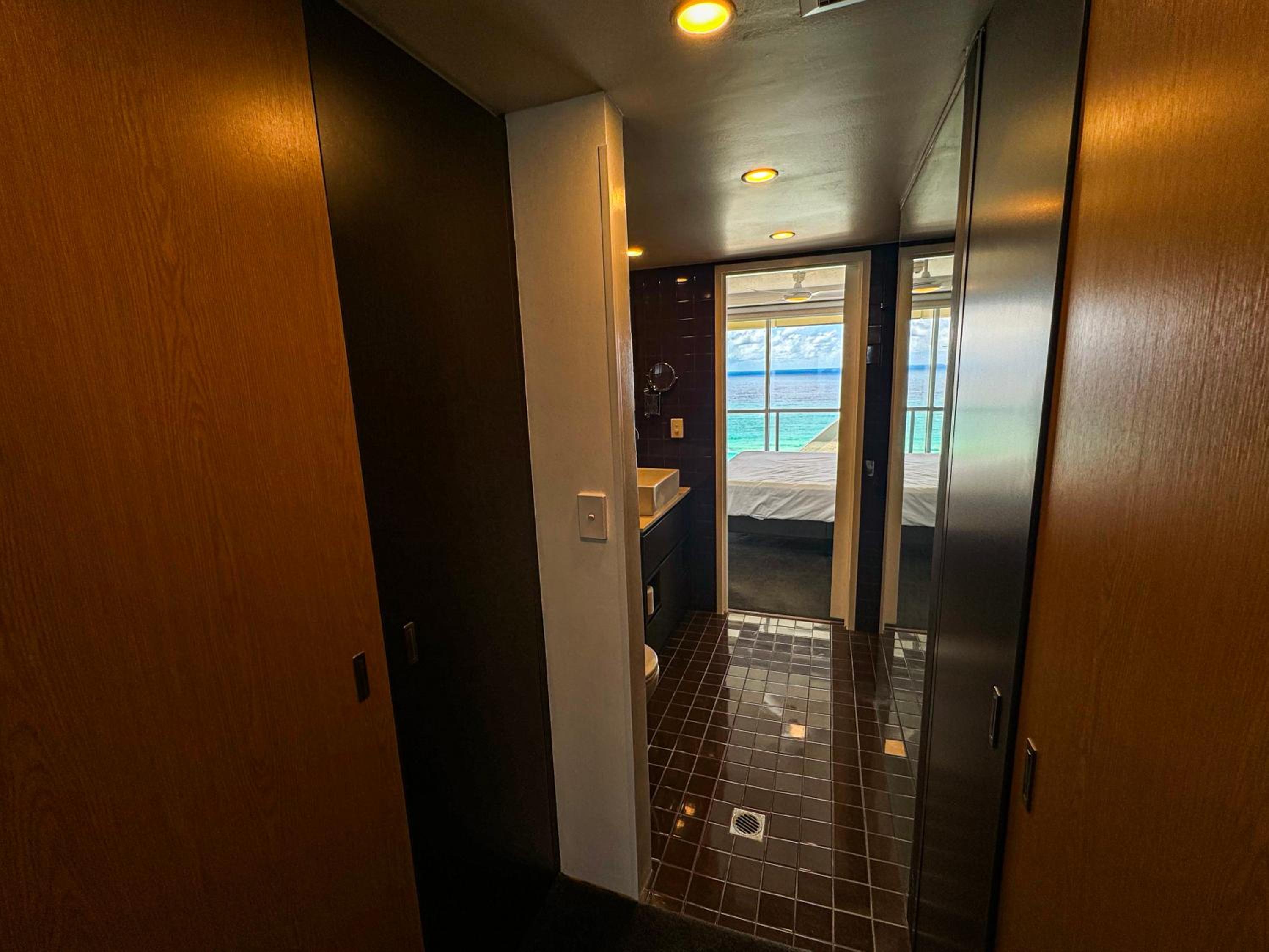 One-Bedroom Apartment with Ocean View - Photo 4