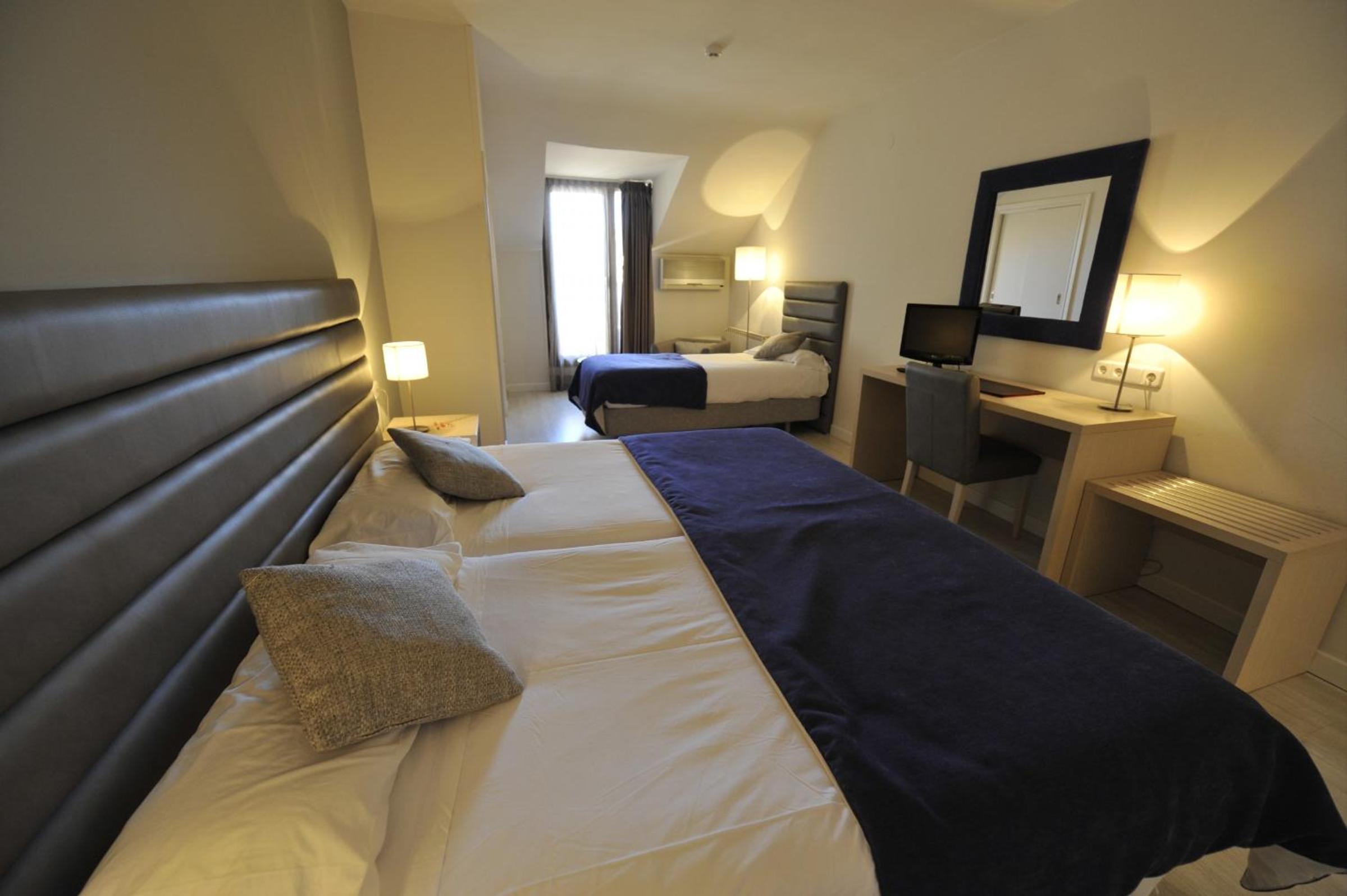 Triple Room (2 Adults + 1 Child) - Photo 4