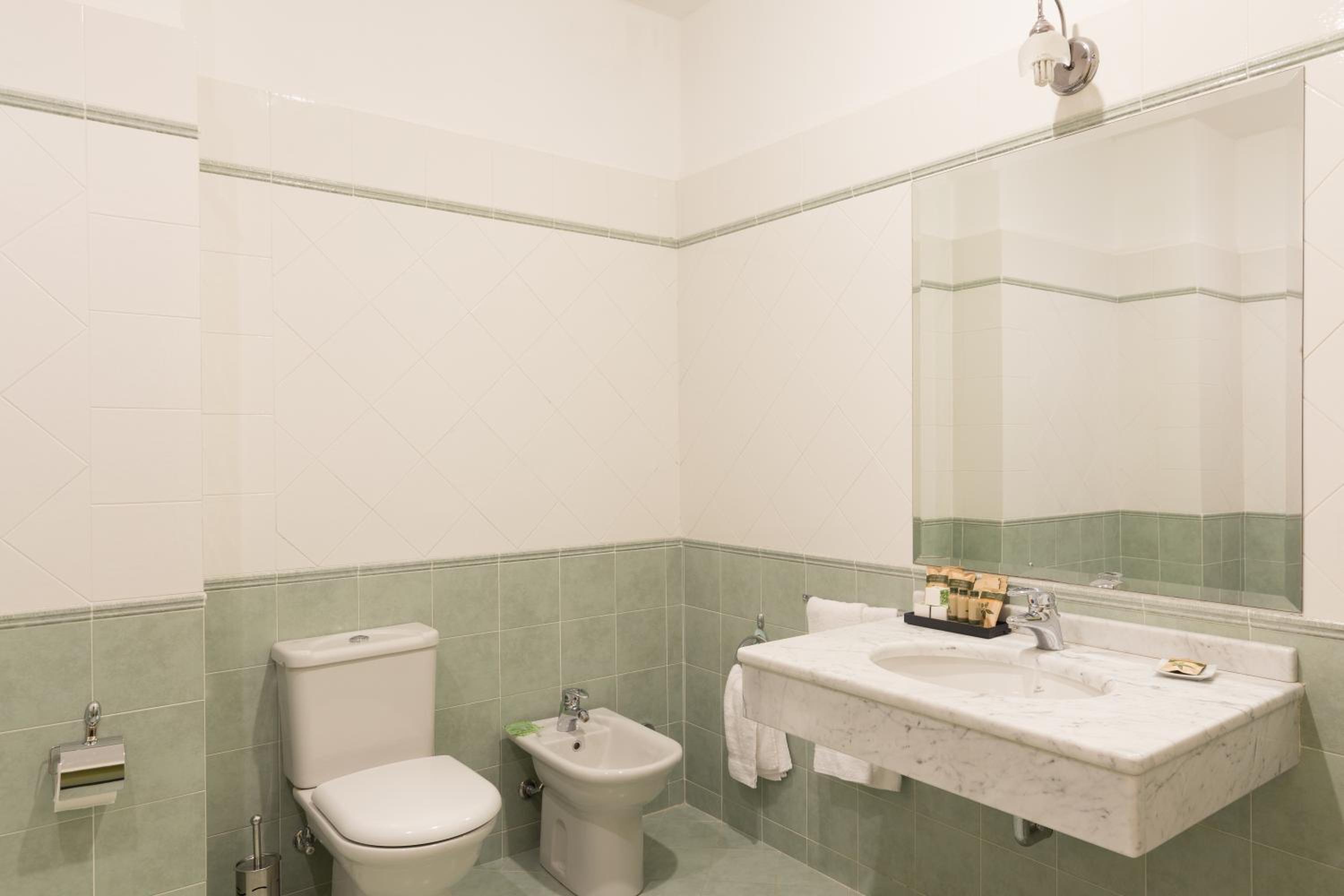 Triple Room - Photo 17