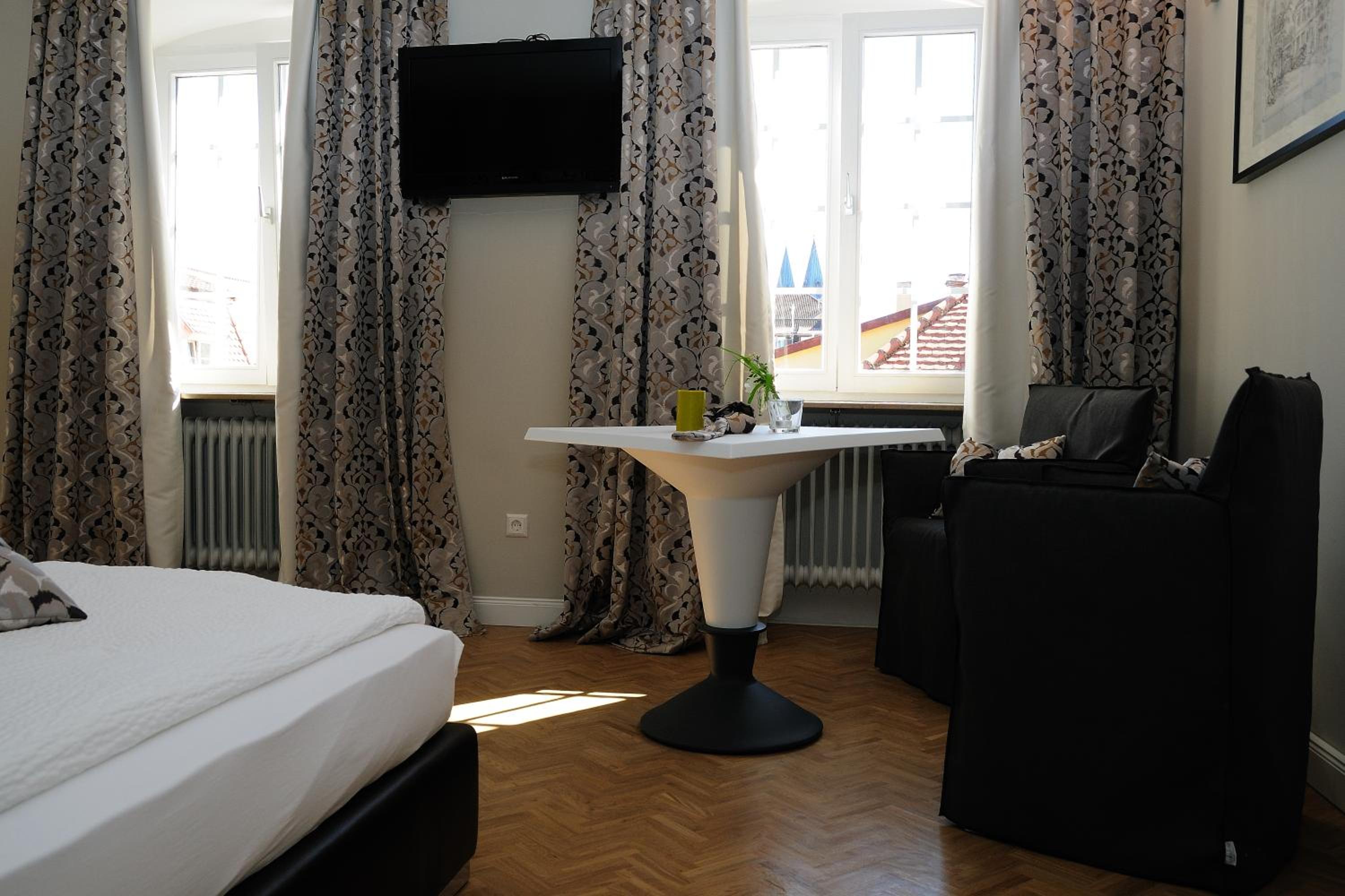 Studio Apartment - Photo 1