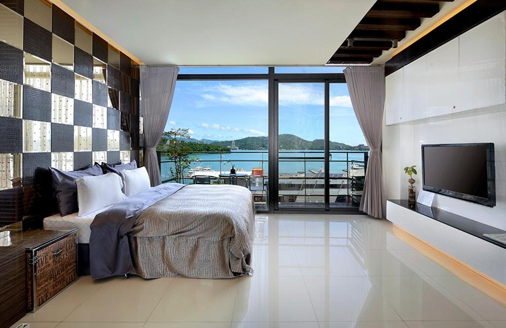 Superior Double Room with Lake View photo 2