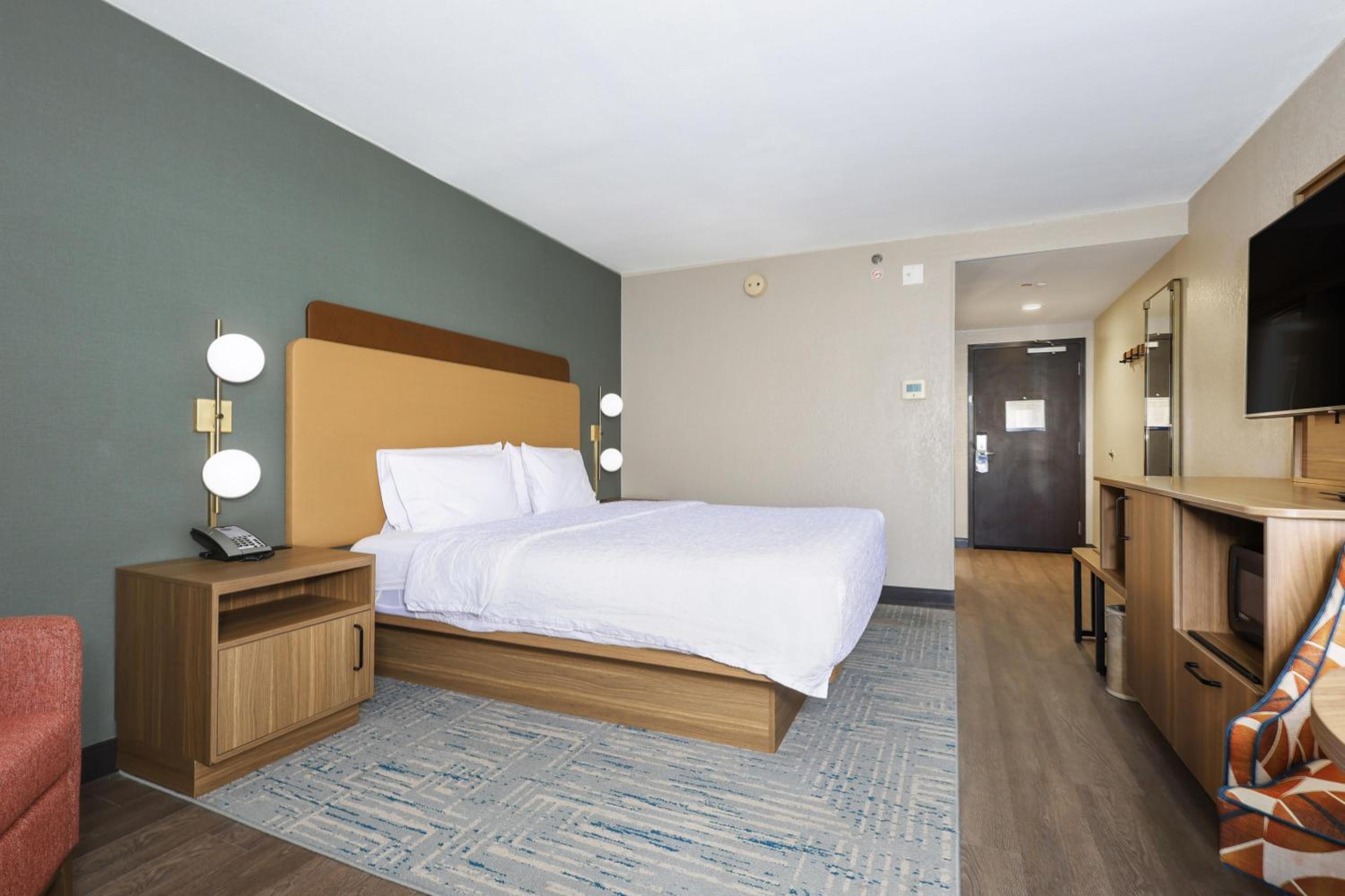 Deluxe King Room - Non-Smoking photo 2