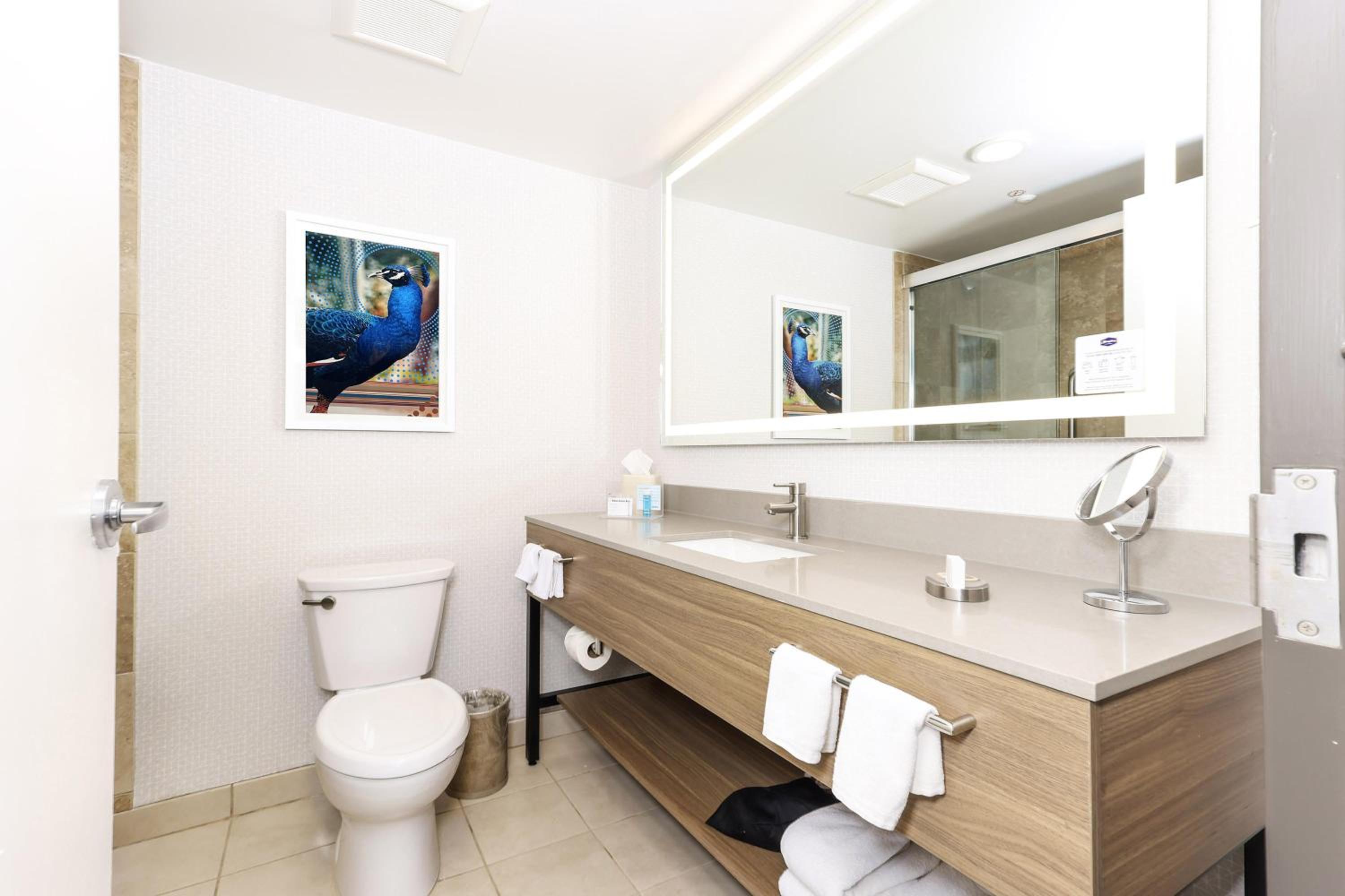 Deluxe King Room - Non-Smoking photo 3