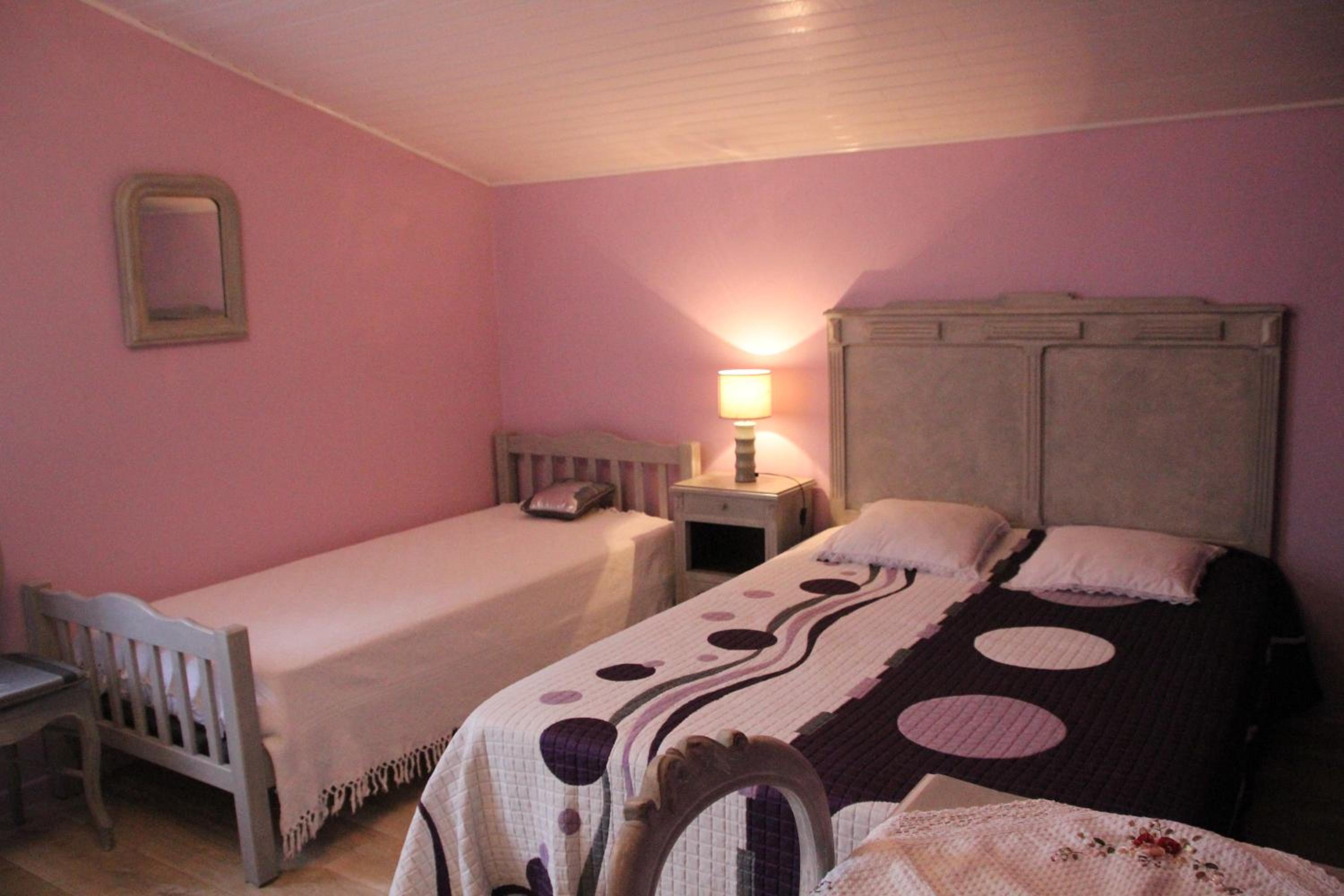 Six-Bedroom House photo 3