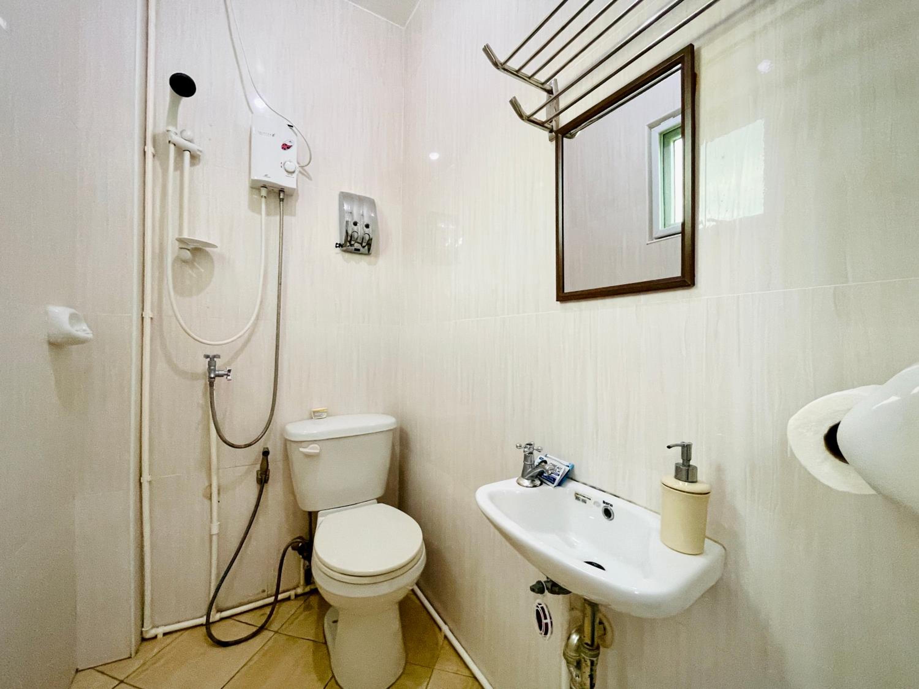 Budget Double Room - Photo 5