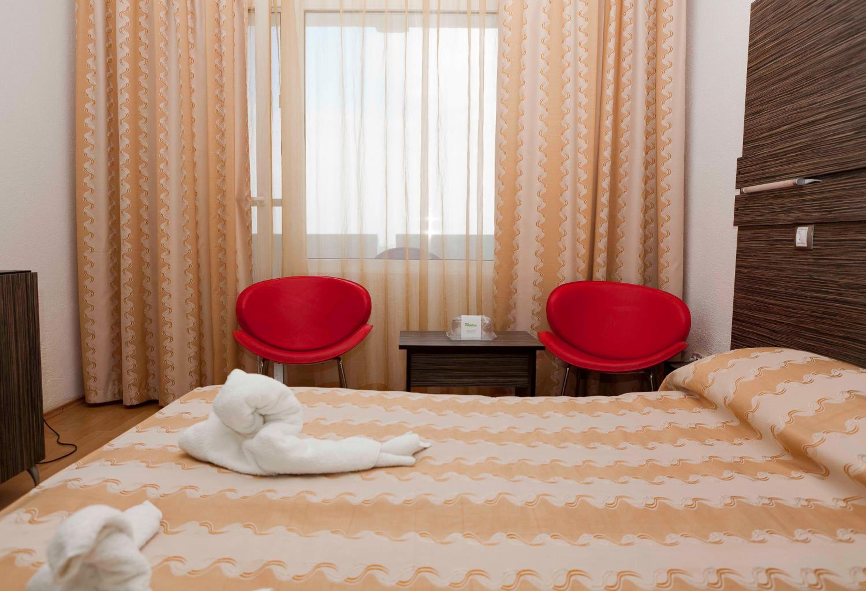 Twin Room with Free Pool Access - Photo 9