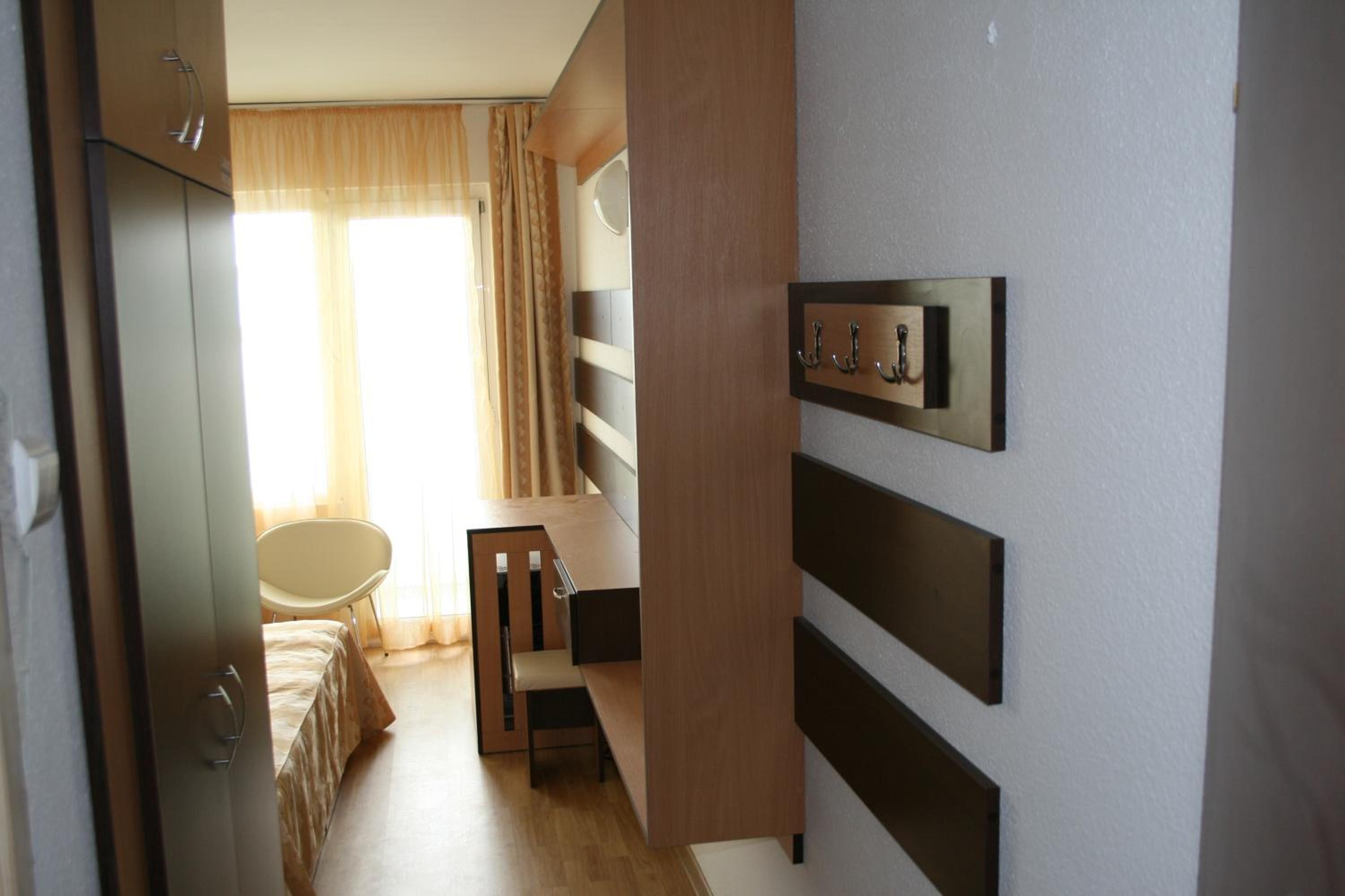 Twin Room with Free Pool Access - Photo 10