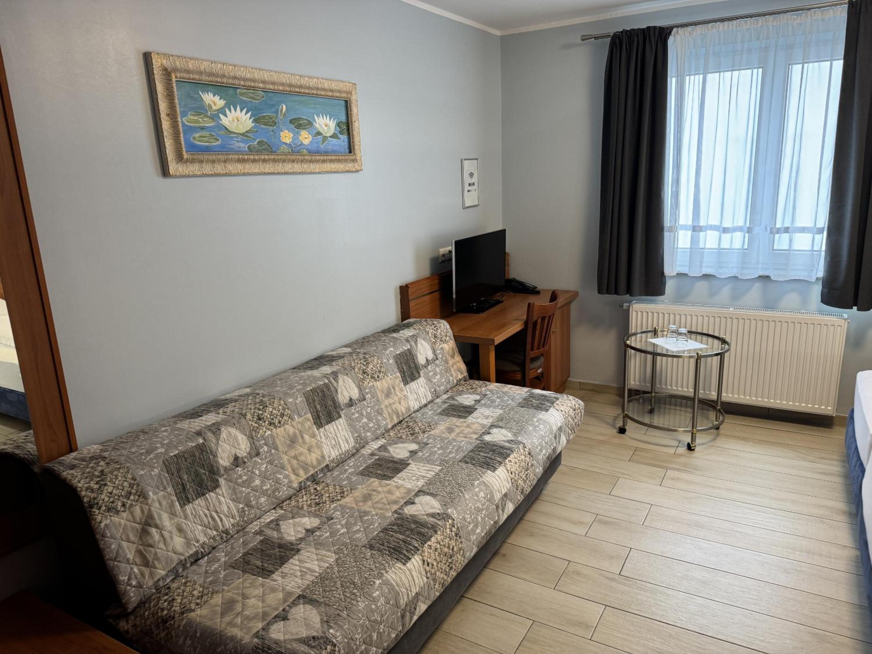 Twin Room with Private Bathroom photo 2