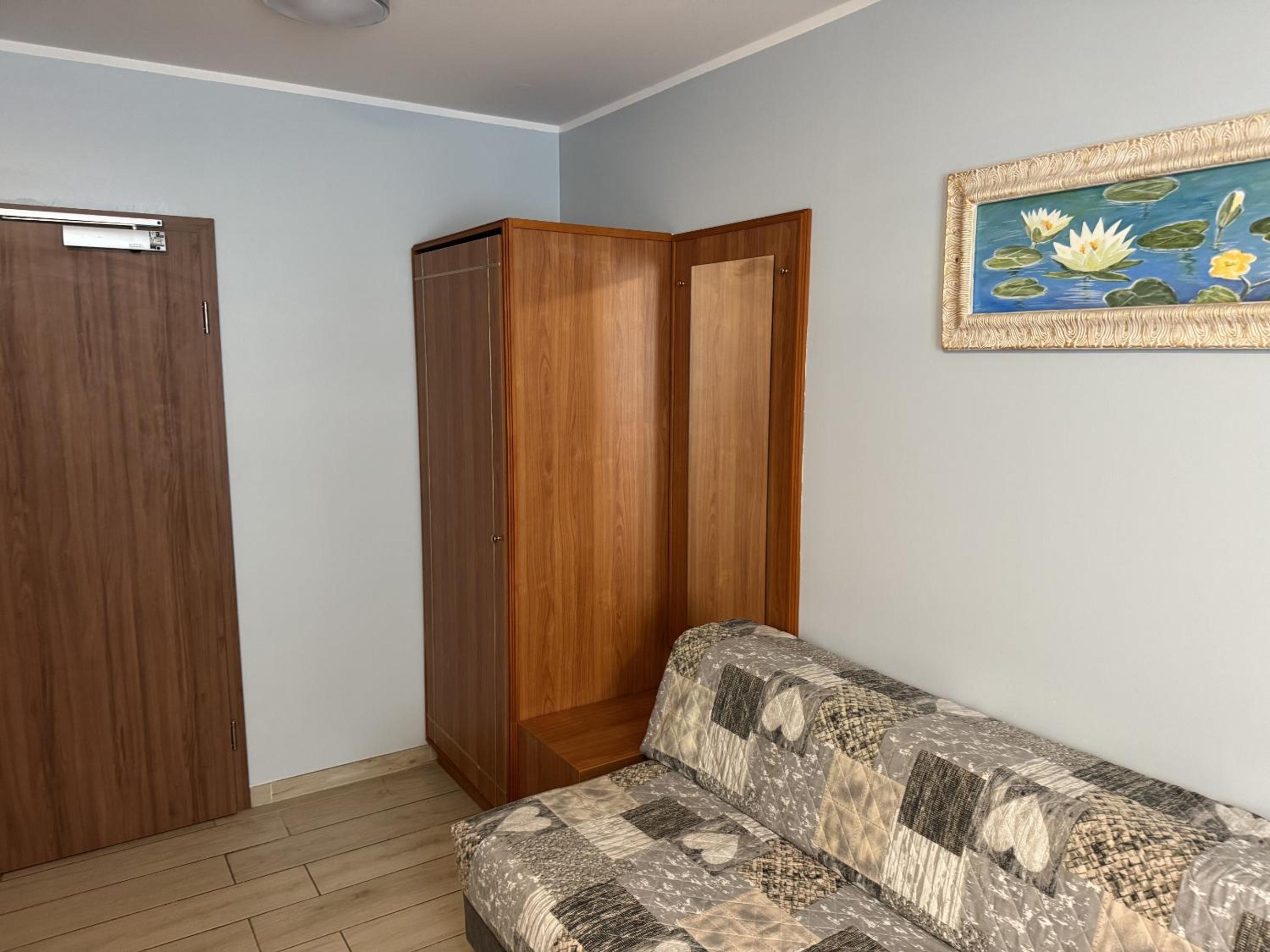 Twin Room with Private Bathroom photo 3