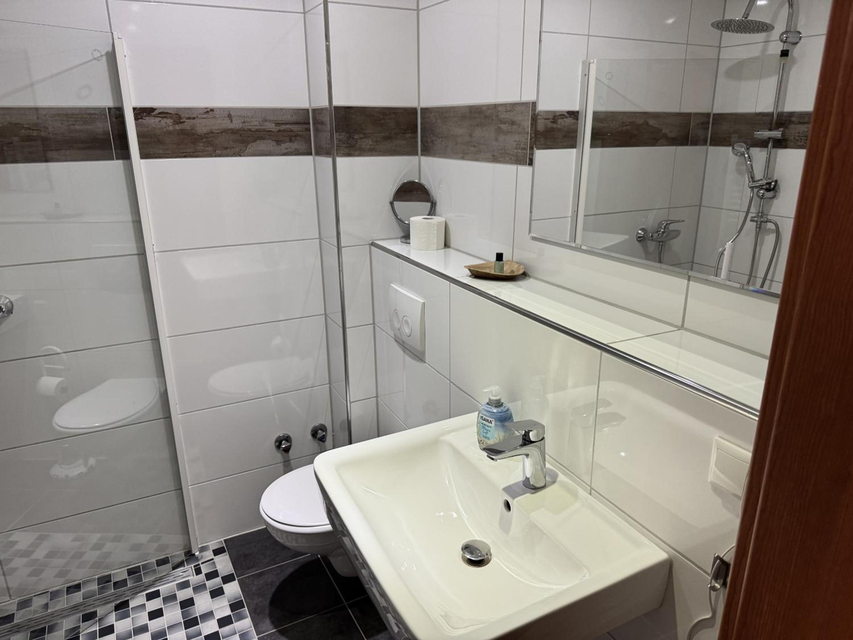 Twin Room with Private Bathroom photo 1