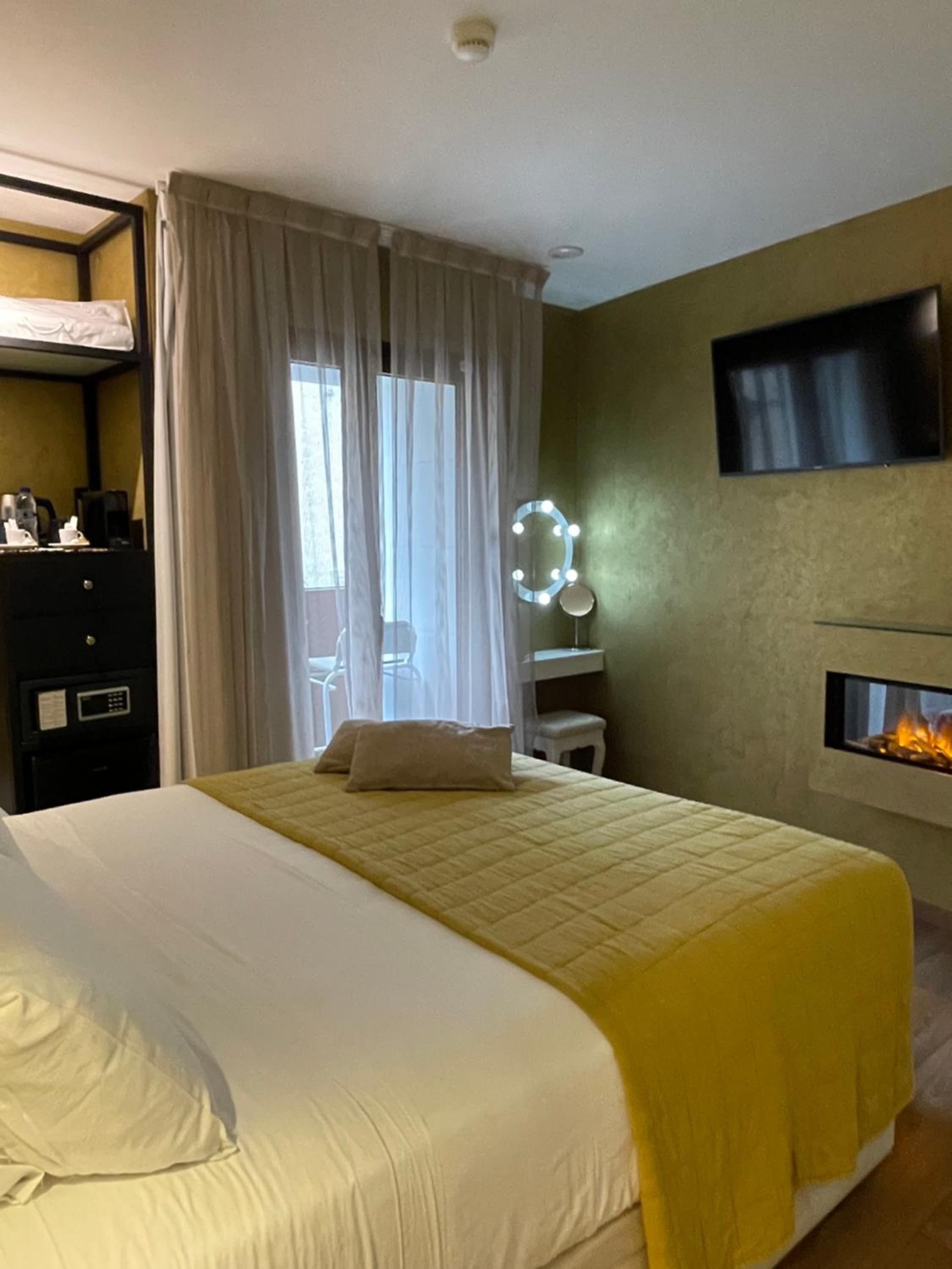 Deluxe Double Room with Balcony photo 3