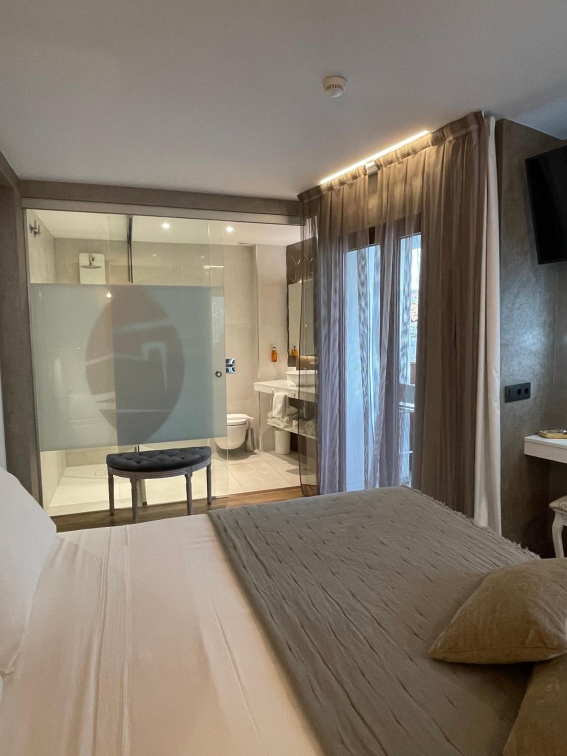 Deluxe Double Room with Balcony photo 3