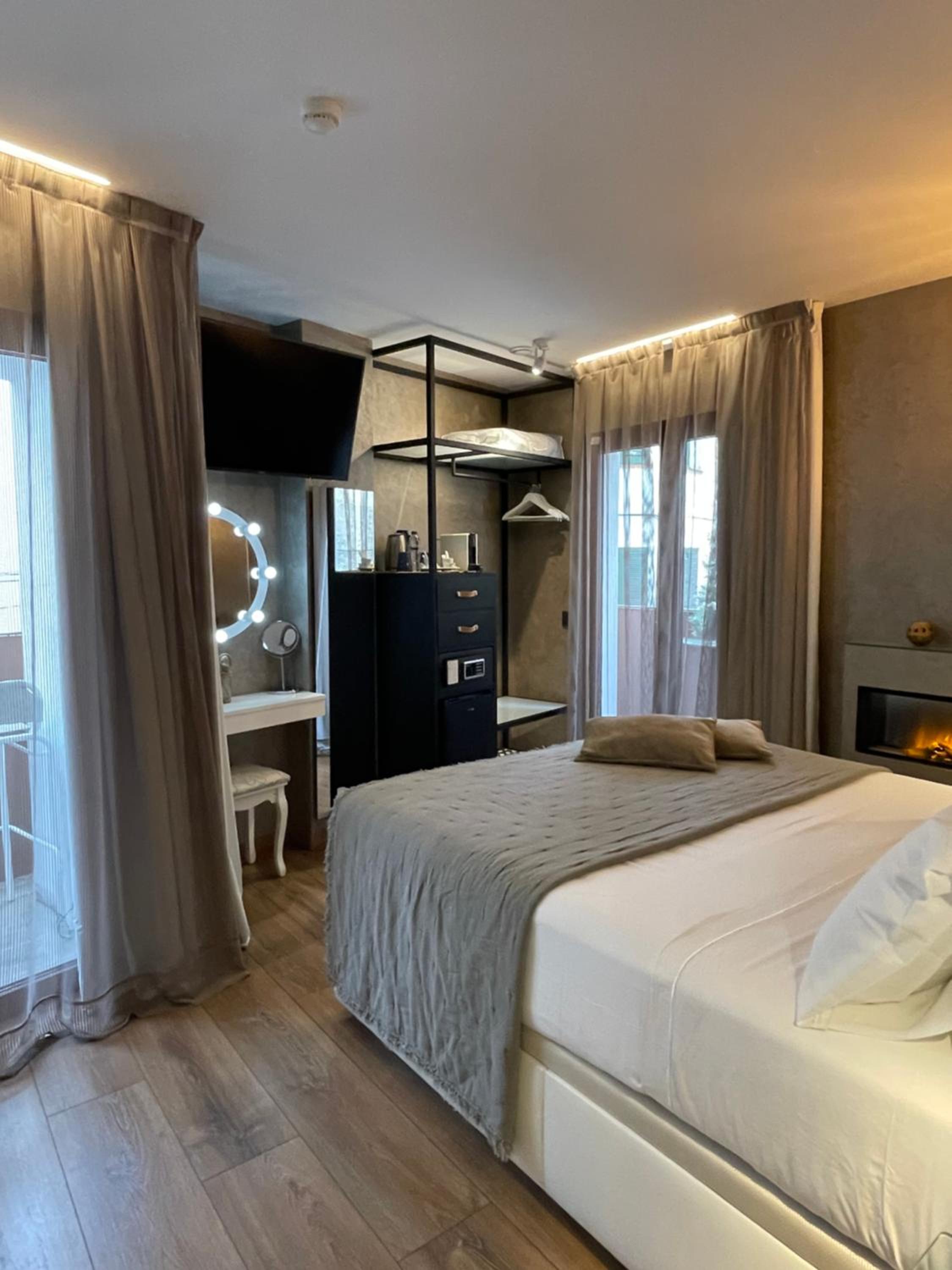 Deluxe Double Room with Balcony photo 2